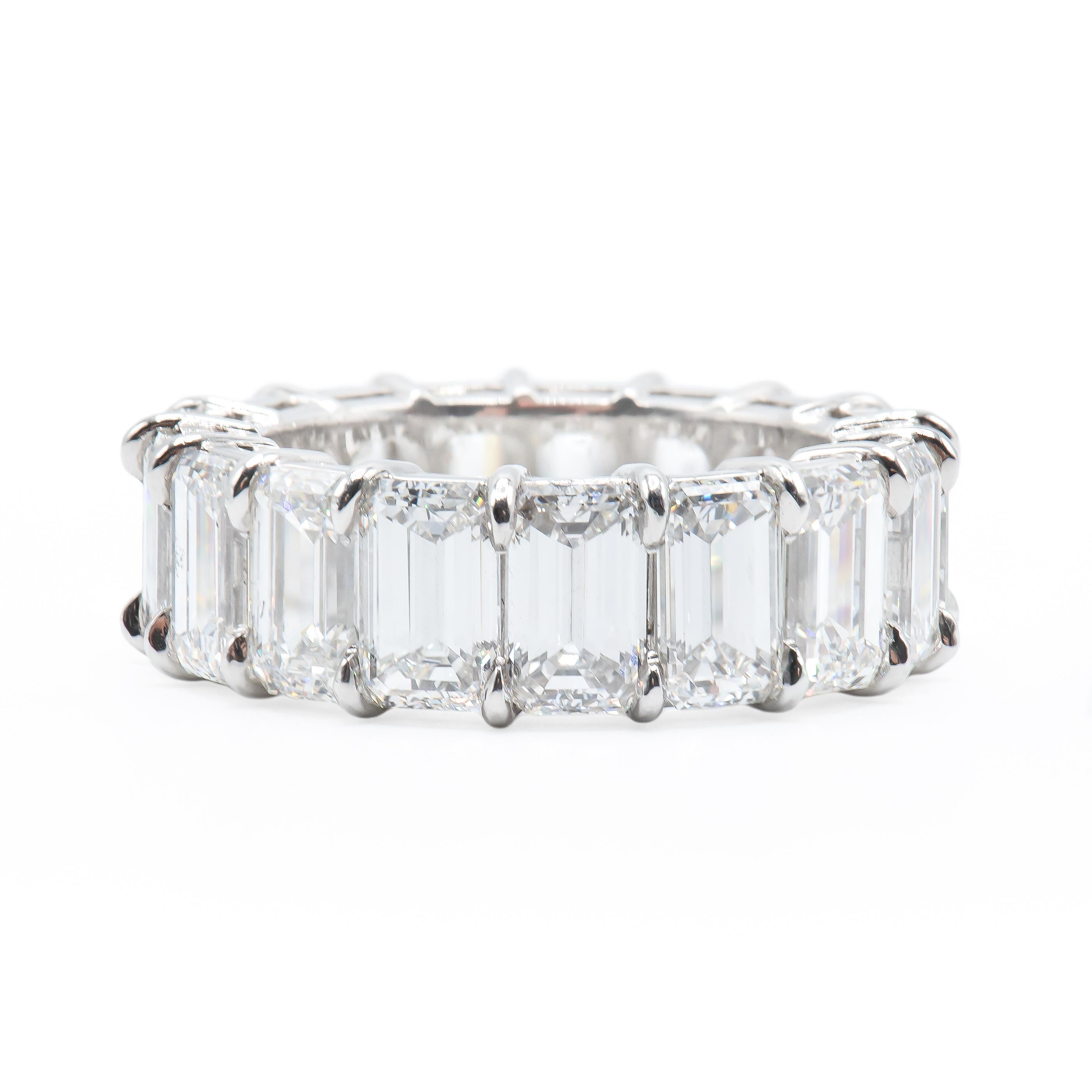 Bracelet d'éternité classique en diamant taillé en émeraude avec 17 pierres pesant un total de 9,75 carats. La moyenne est de 58 points par personne.
Les diamants sont de couleur GH et de pureté VS.
En platine.
Taille 6.5