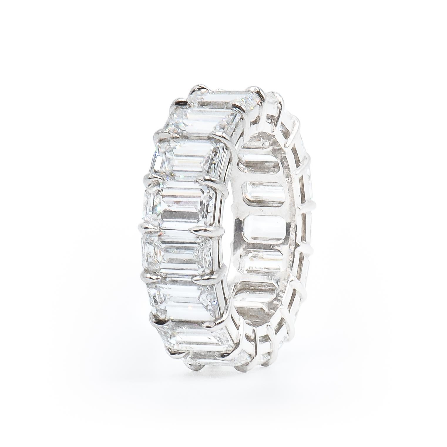 9.75 Carat Emerald Cut Diamond Eternity Band Ring (bague d'éternité en diamant) en vente