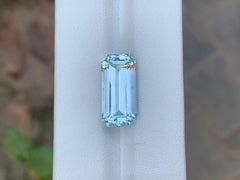 9.75 carati di acquamarina naturale sfusa di forma smeraldina