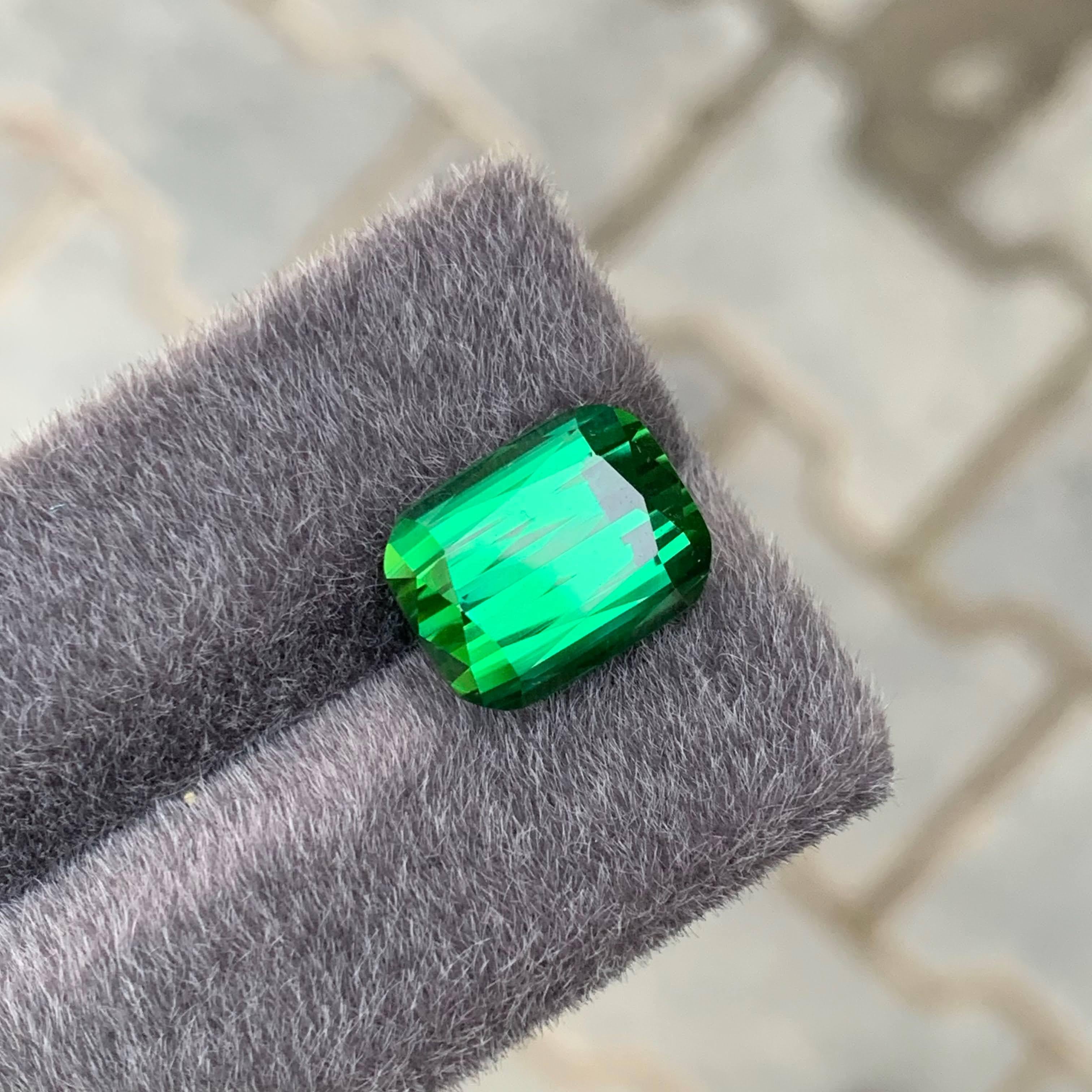 Moderno 9.75 carati di tormalina verde naturale sfusa di alta qualità con taglio a cuscino Gemma afgana in vendita