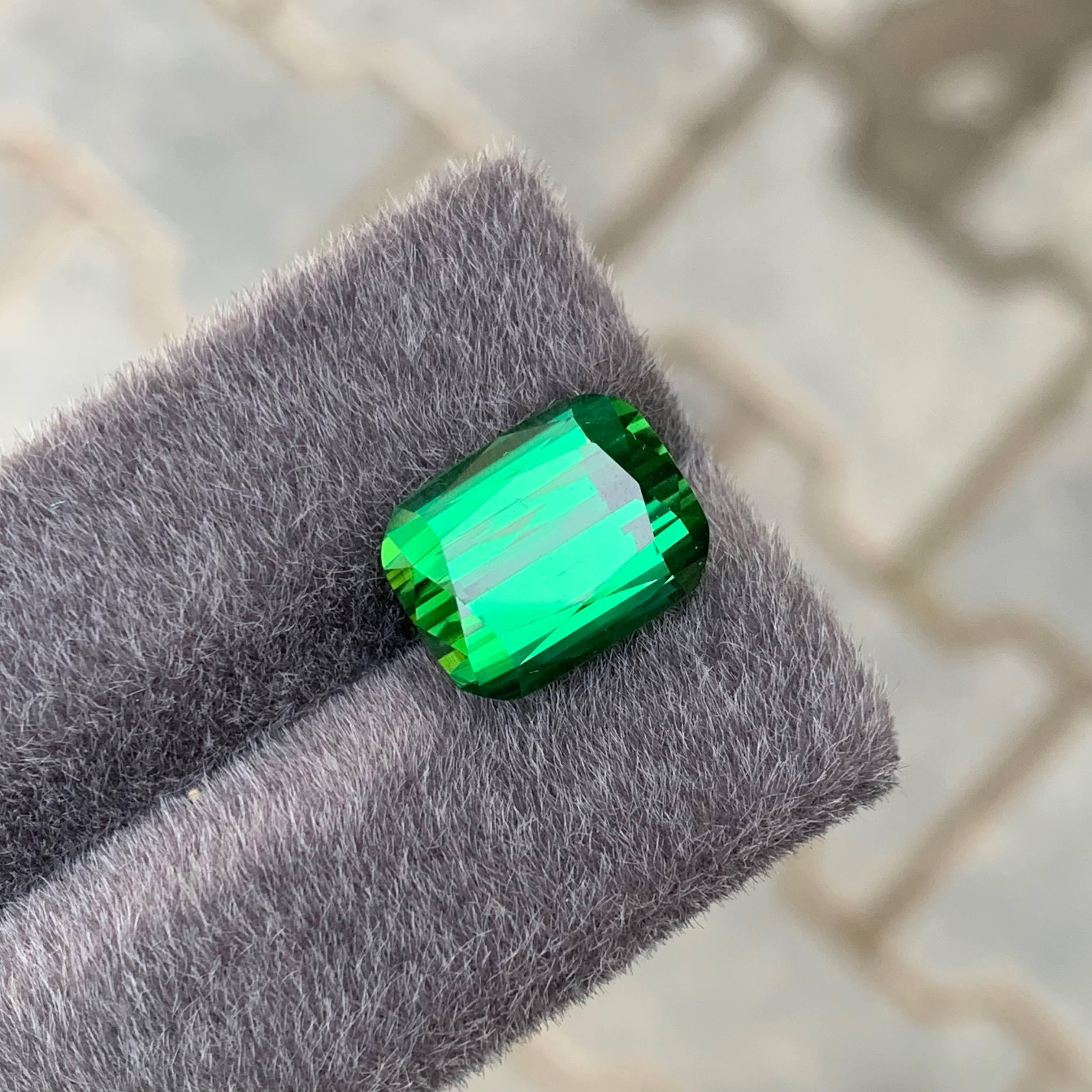 Taglio cuscino 9.75 carati di tormalina verde naturale sfusa di alta qualità con taglio a cuscino Gemma afgana in vendita