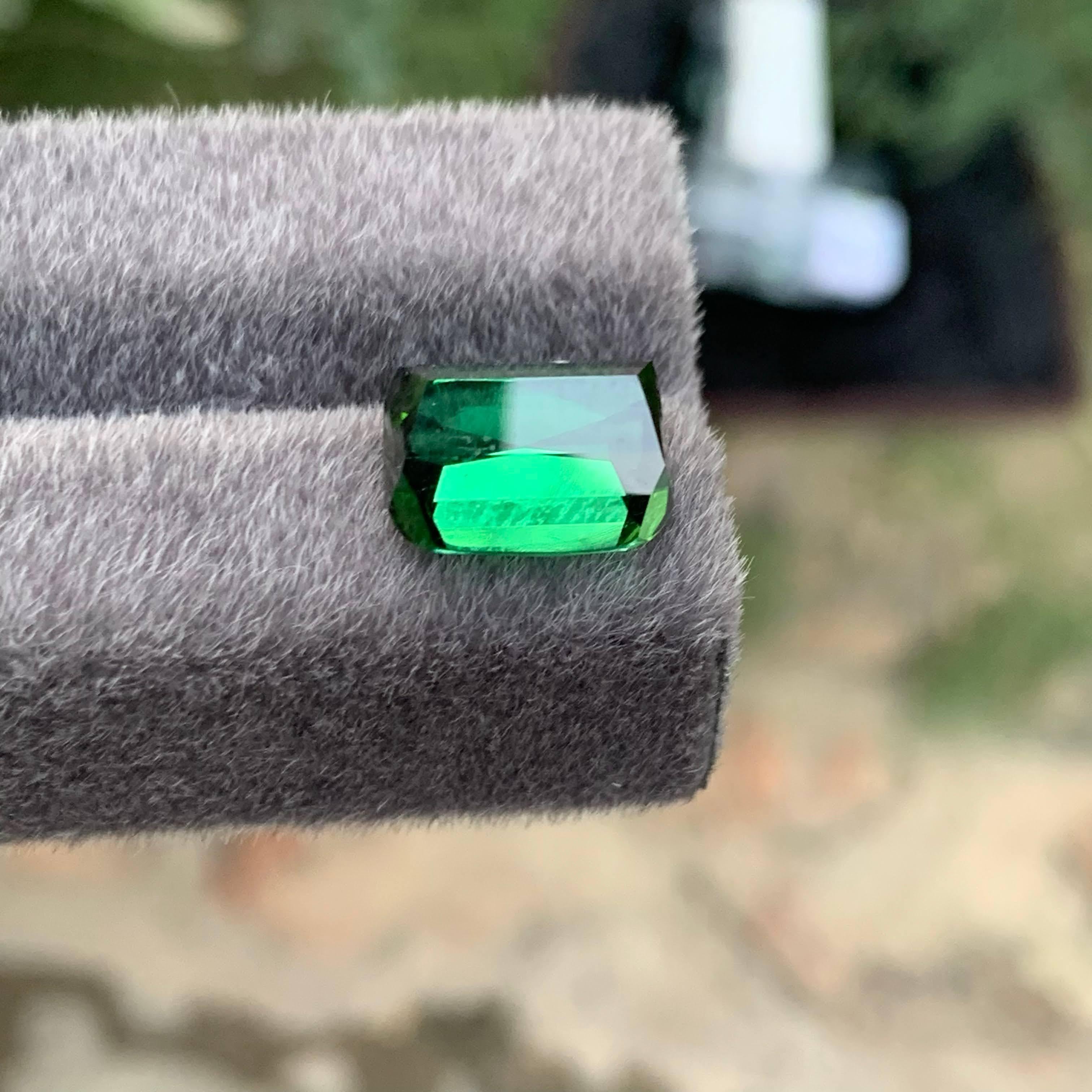 da uomo o donna 9.75 carati di tormalina verde naturale sfusa di alta qualità con taglio a cuscino Gemma afgana in vendita