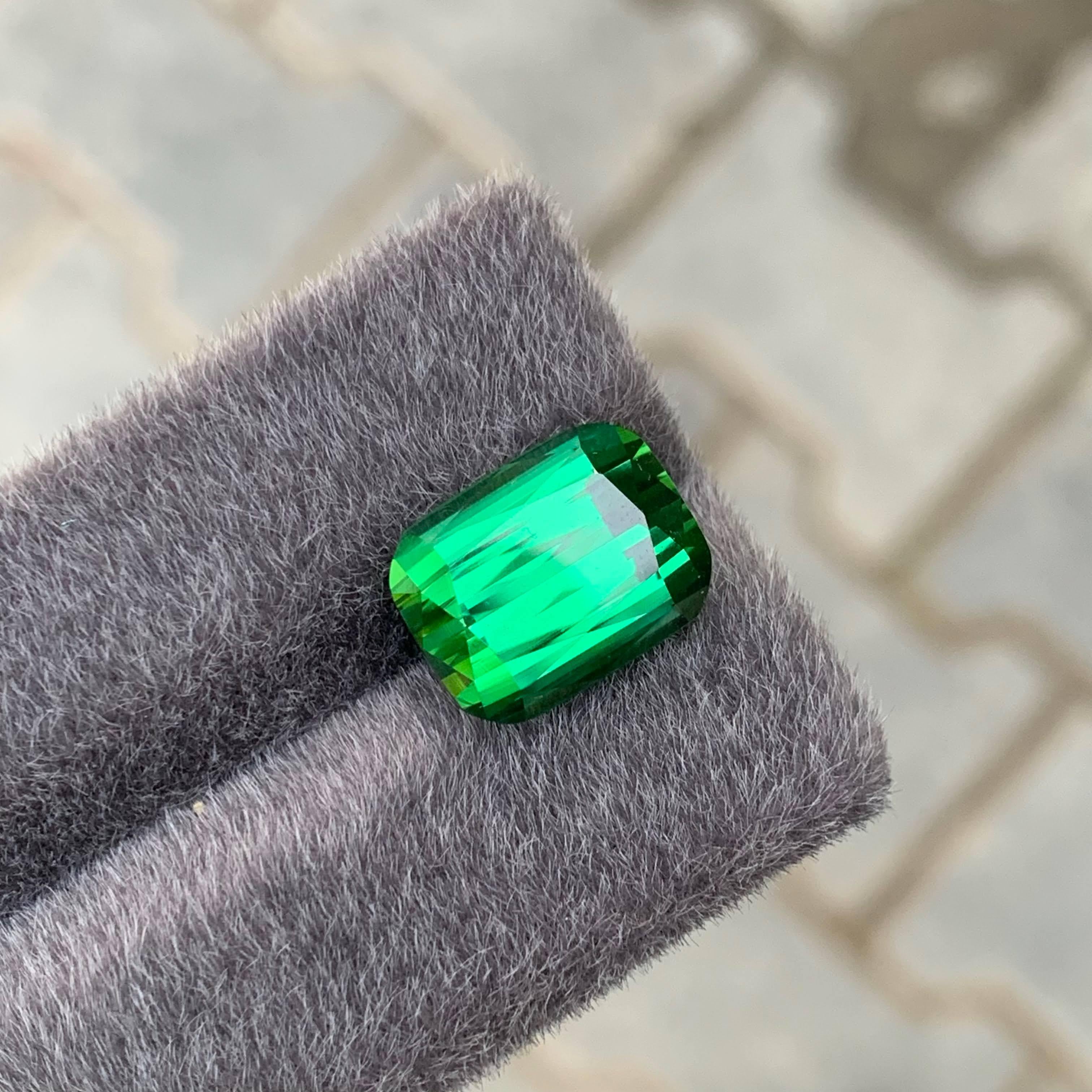 9.75 carati di tormalina verde naturale sfusa di alta qualità con taglio a cuscino Gemma afgana in vendita 1