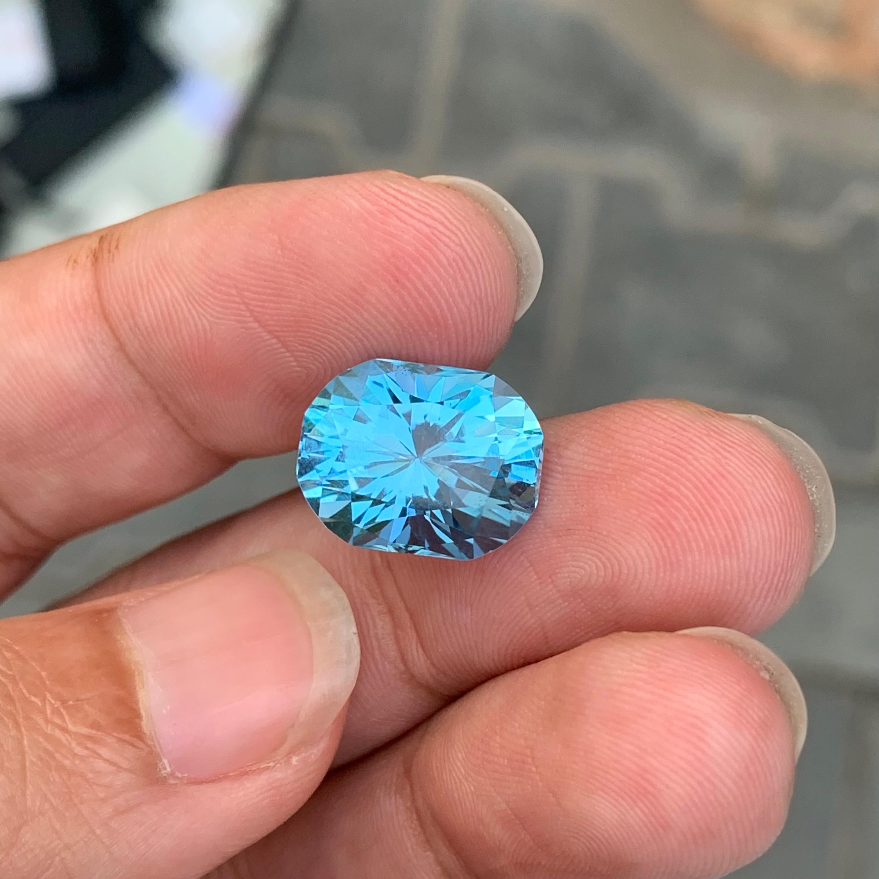 Jolie topaze bleu ciel facettée taille fantaisie de 9,75 carats en vente 4