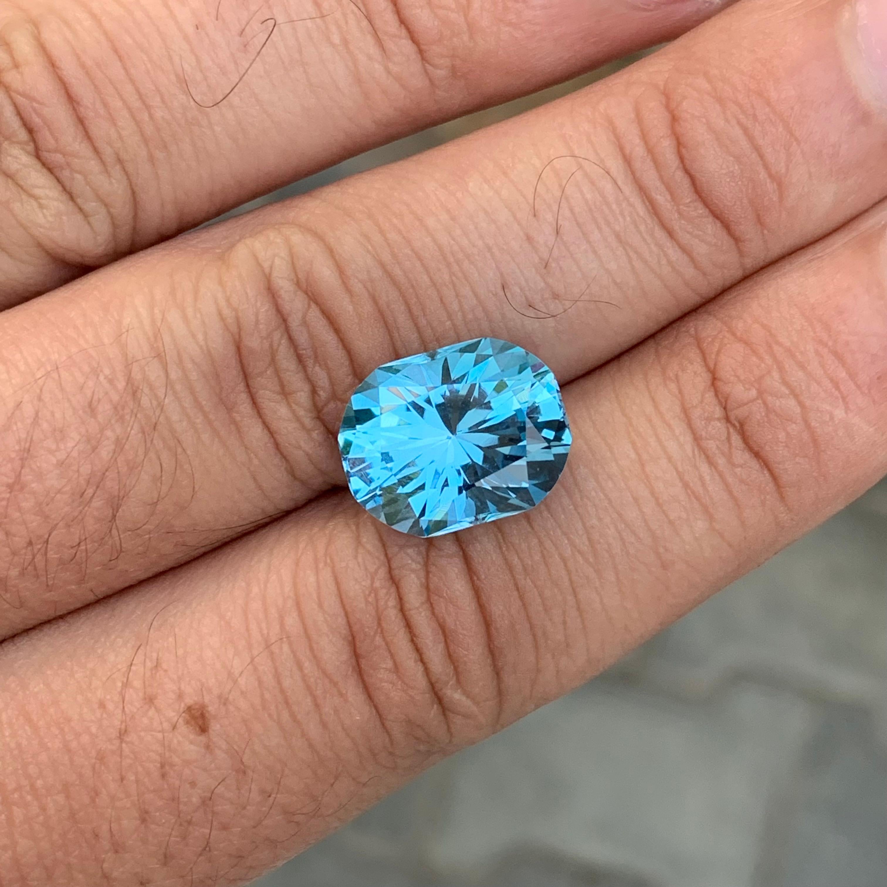 Jolie topaze bleu ciel facettée taille fantaisie de 9,75 carats en vente 5
