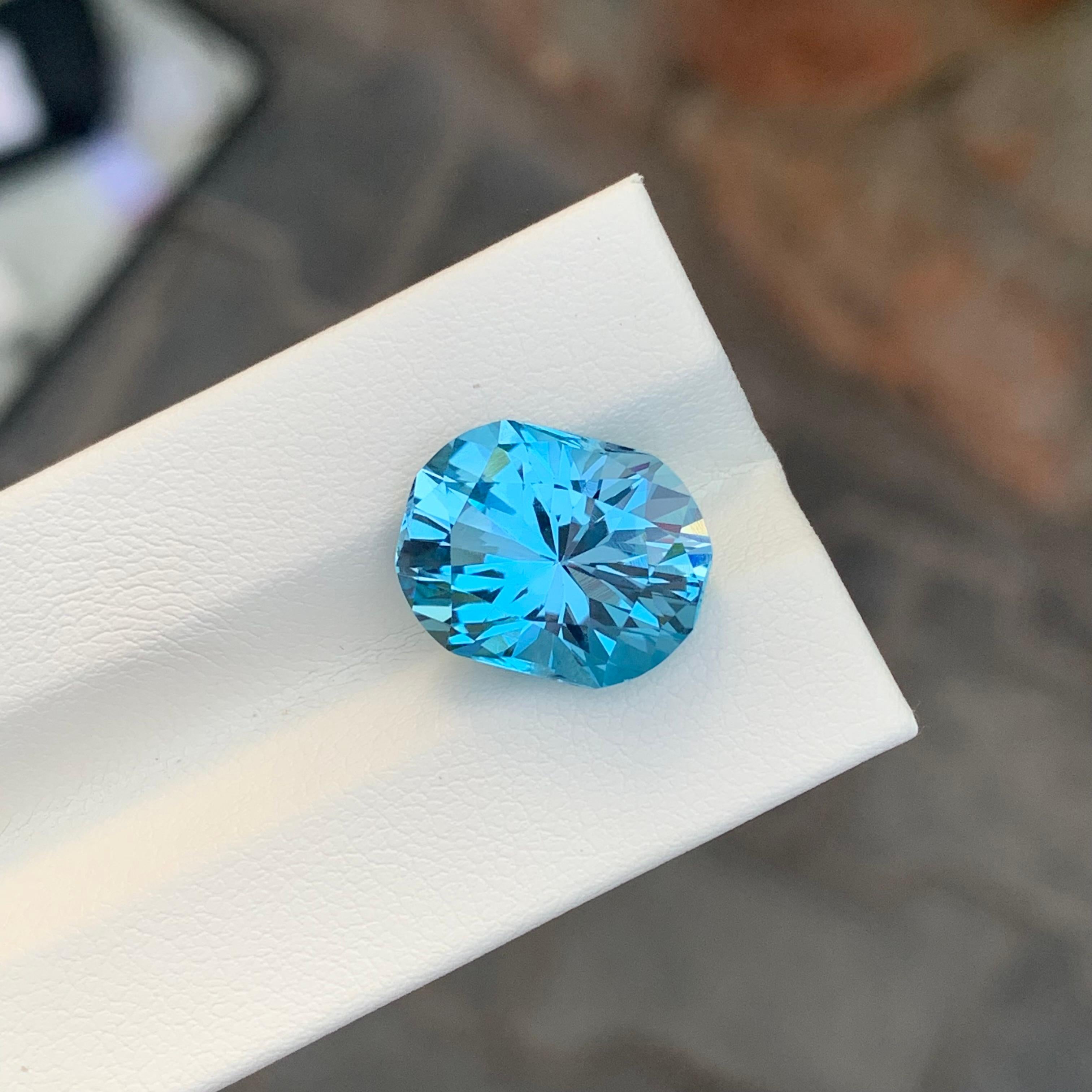Arts and Crafts Jolie topaze bleu ciel facettée taille fantaisie de 9,75 carats en vente