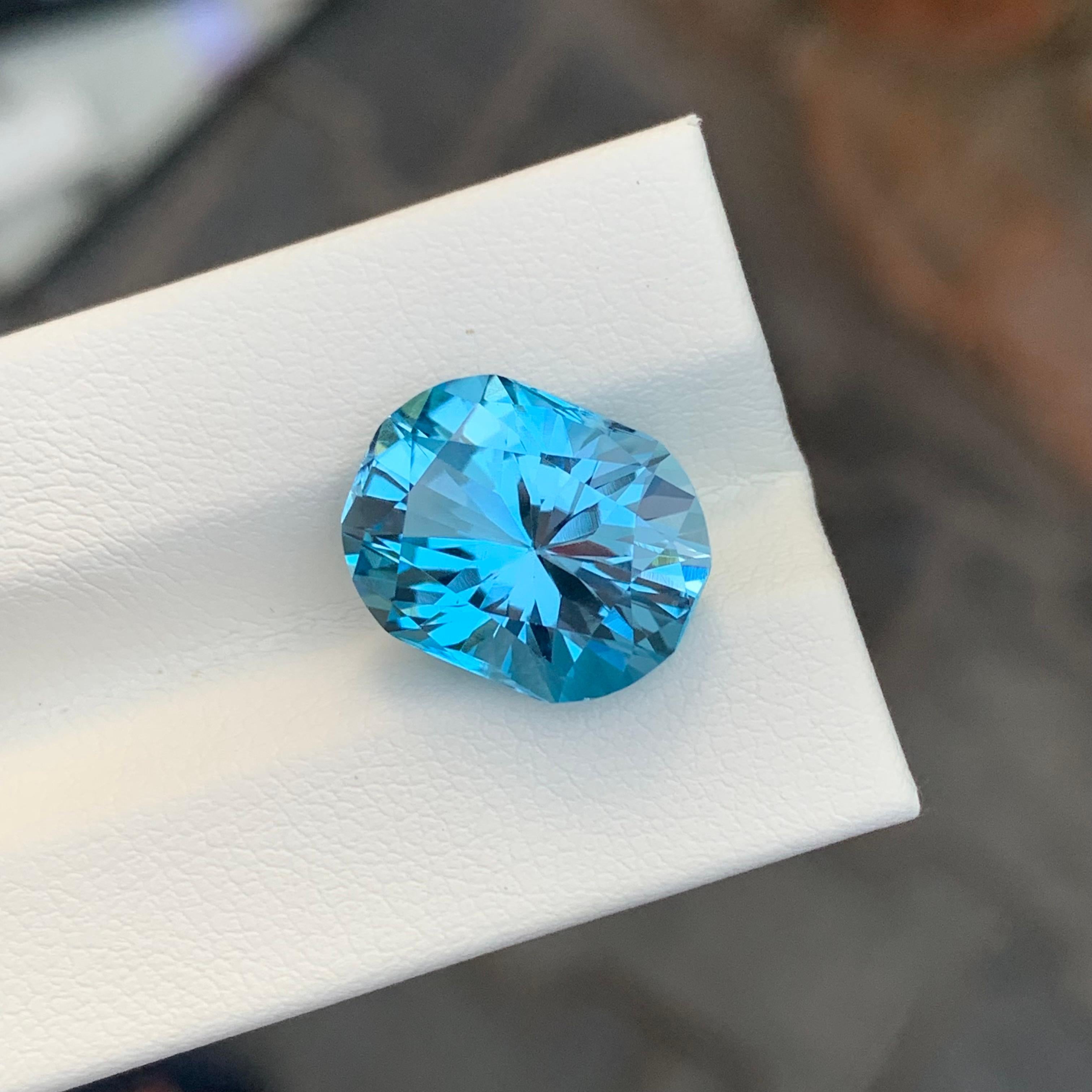 Taille coussin Jolie topaze bleu ciel facettée taille fantaisie de 9,75 carats en vente