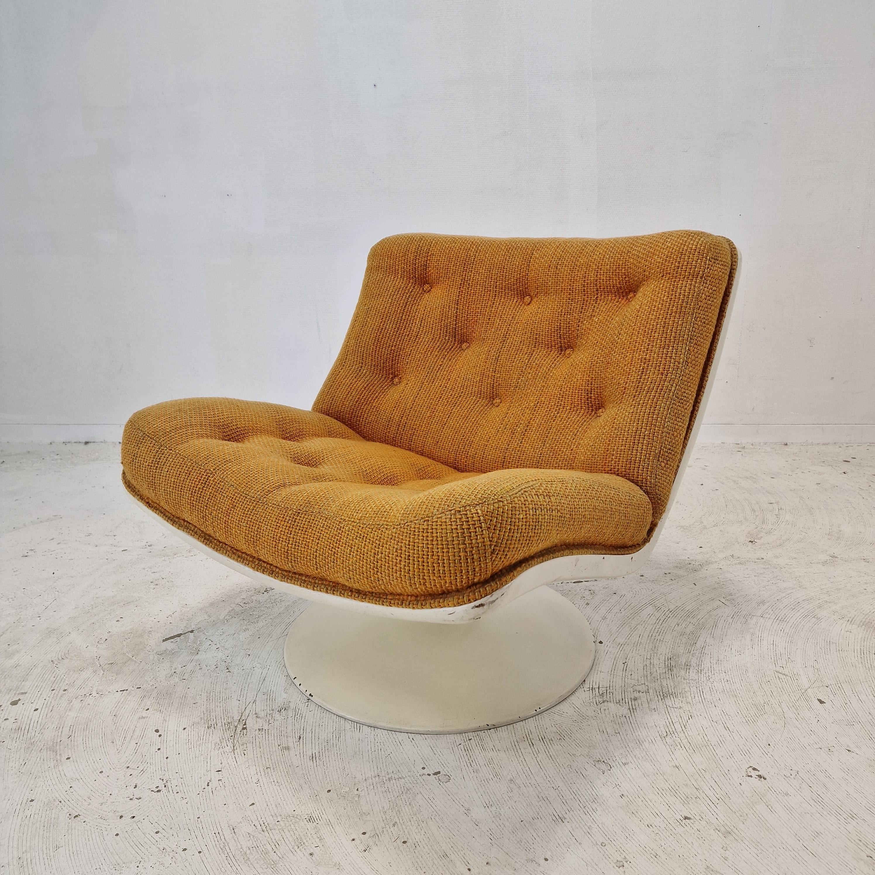 Very cute and comfortable 975 Lounge Chair designed by the famous Geoffrey Harcourt for Artifort in the 70's.

Solid frame with a pivoting foot.  
The chair has the original high quality wool fabric, color orange. 
It has the normal using spots, see