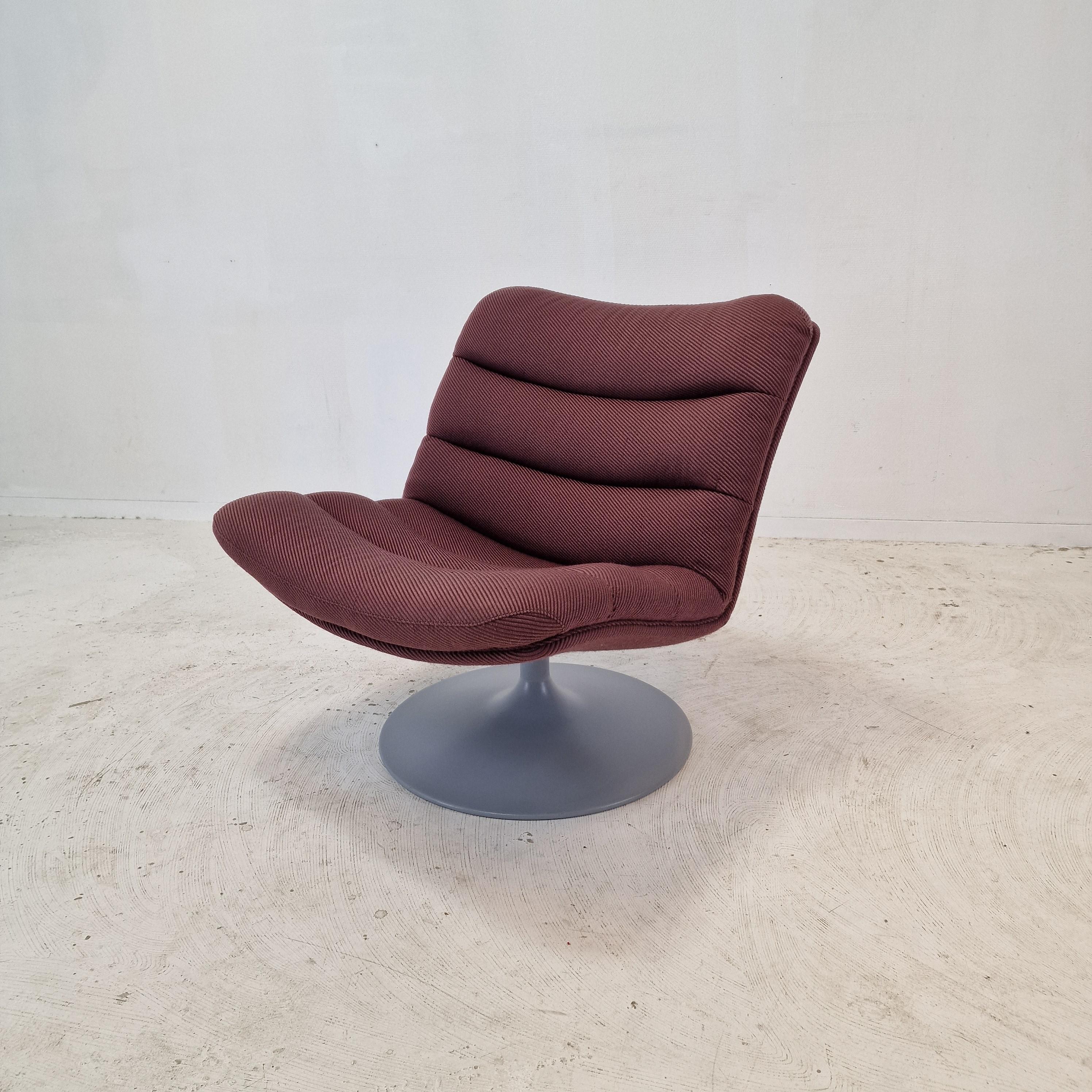 Very cute and comfortable 975 Lounge Chair designed by the famous Geoffrey Harcourt for Artifort in the 70's.

Solid frame with a pivoting foot.  
The chair has the original high quality wool fabric, color purple. 
It has some using spots, see the