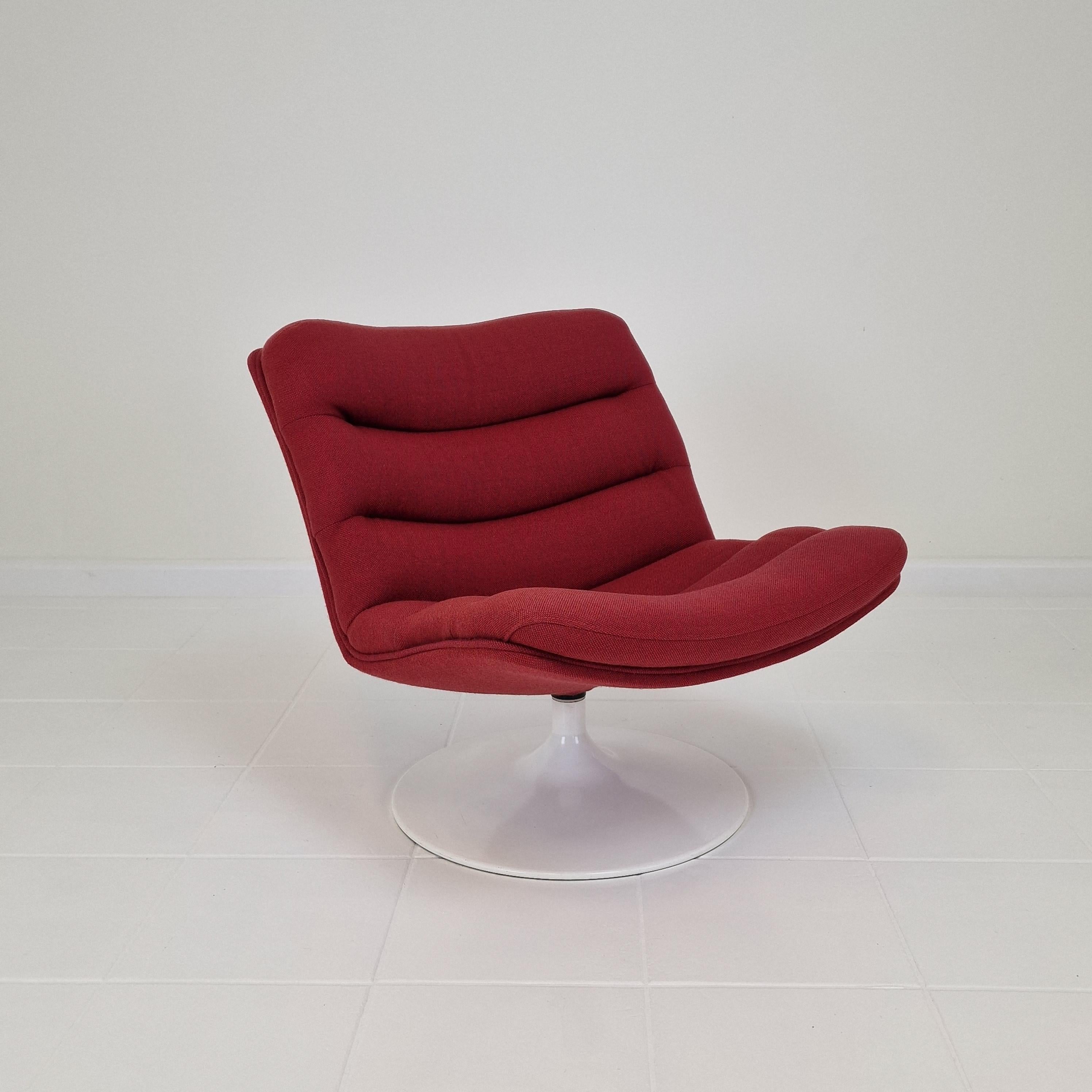 Very cute and comfortable 975 Lounge Chair designed by the famous Geoffrey Harcourt for Artifort in the 70's.

Solid frame with a pivoting foot.  
The chair has the original high quality wool fabric, color red. 
The fabric is in very good condition,