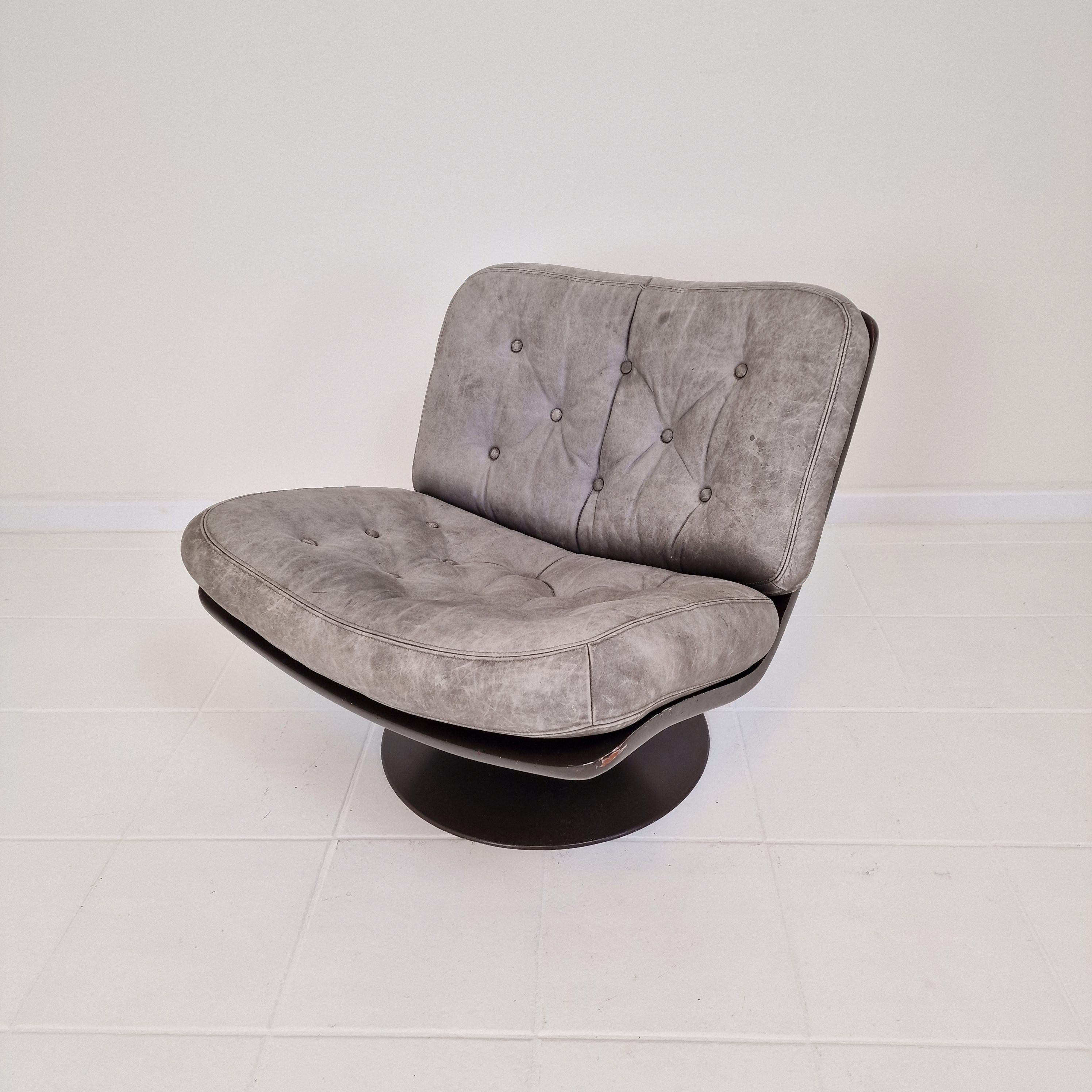 Very cute and comfortable 975 Lounge Chair designed by the famous Geoffrey Harcourt for Artifort in the 70's.

Solid frame with a pivoting foot.  
The chair has leather cushions in the color grey, the leather is in used condition.
The frame and the