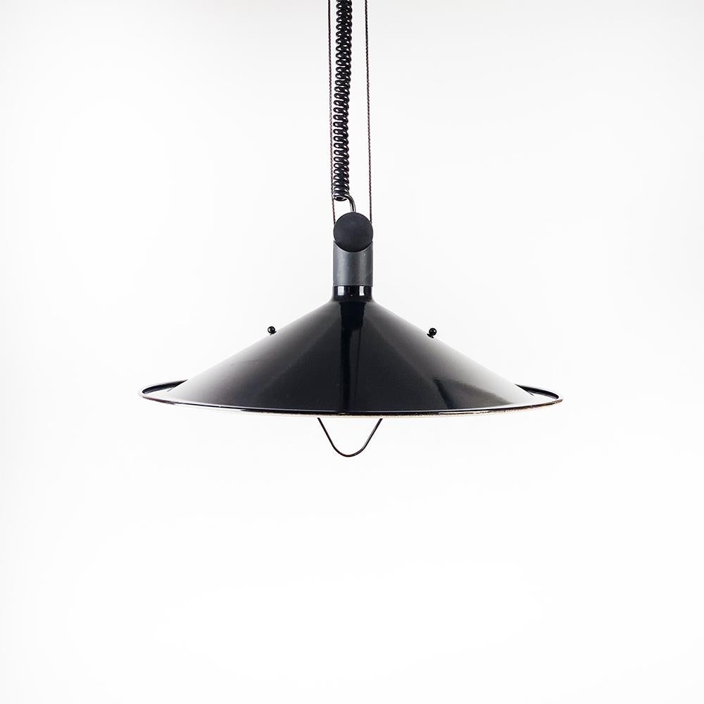 97502 Ceiling Lamp from Brilliant, 1970s

Black lacquered metal with white interior.

Counterweight system to regulate the height of the lamp.

Measurements: 50 cm. of diameter 15 cm. tall 

The maximum distance that it extends is 48 cm. and