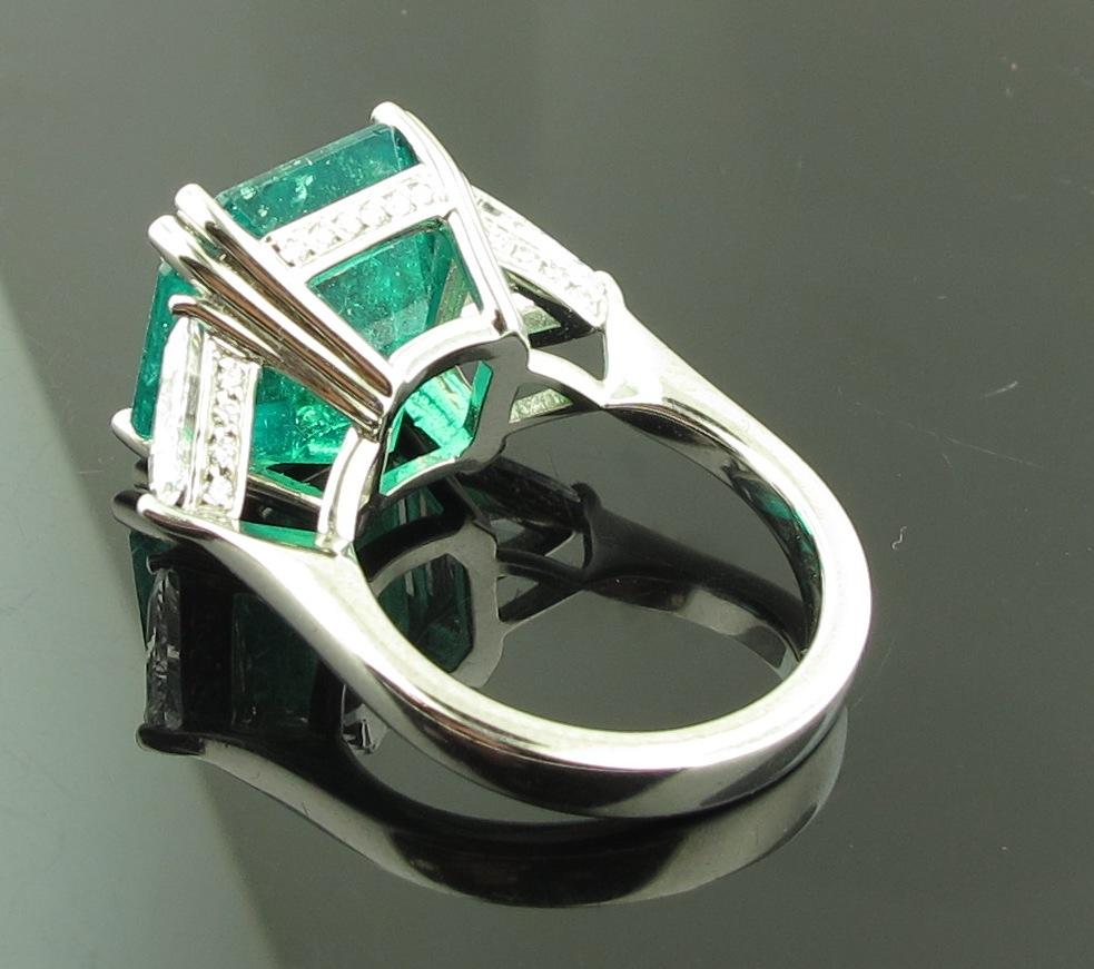 9.76 Carat Square Cut Columbian Emerald and Diamond Ring Set in Platinum (Trillionschliff)