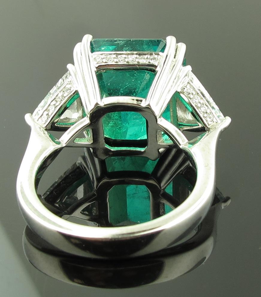 9.76 Carat Square Cut Columbian Emerald and Diamond Ring Set in Platinum im Zustand „Hervorragend“ in Palm Desert, CA