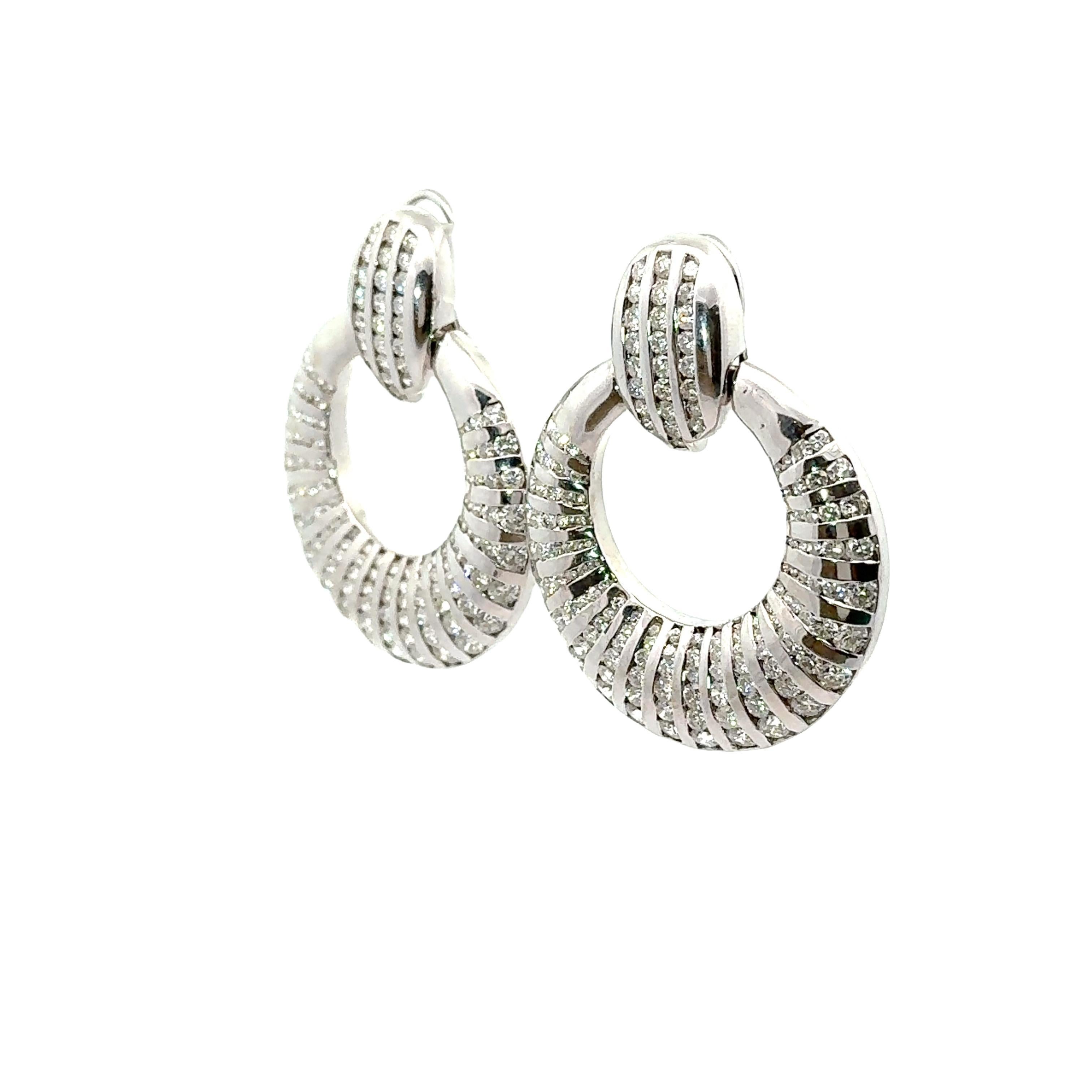Contemporaneo Orecchini Knocker in oro bianco 18k con diamante da 9,76 carati in vendita