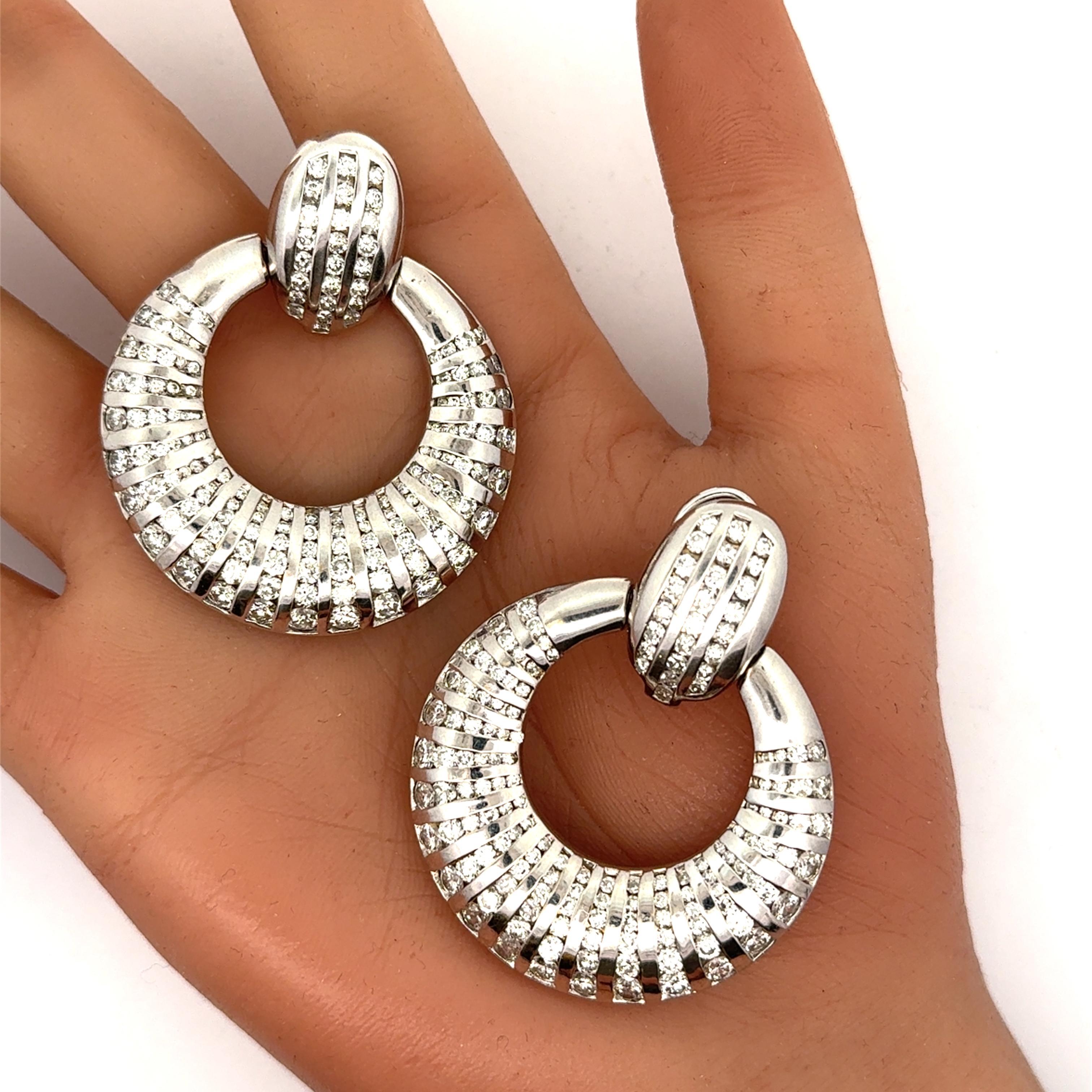 Taglio rotondo Orecchini Knocker in oro bianco 18k con diamante da 9,76 carati in vendita