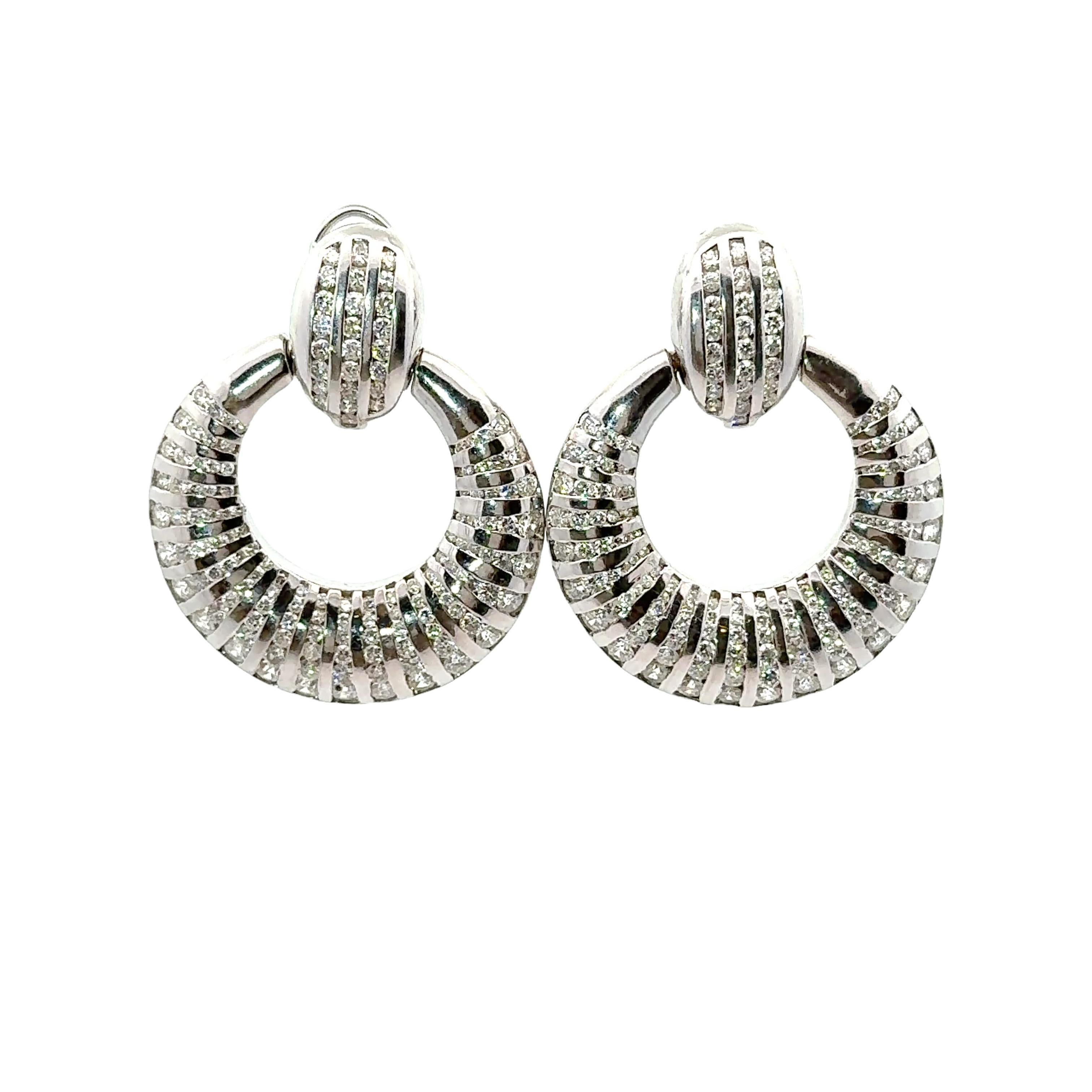 Orecchini Knocker in oro bianco 18k con diamante da 9,76 carati in vendita