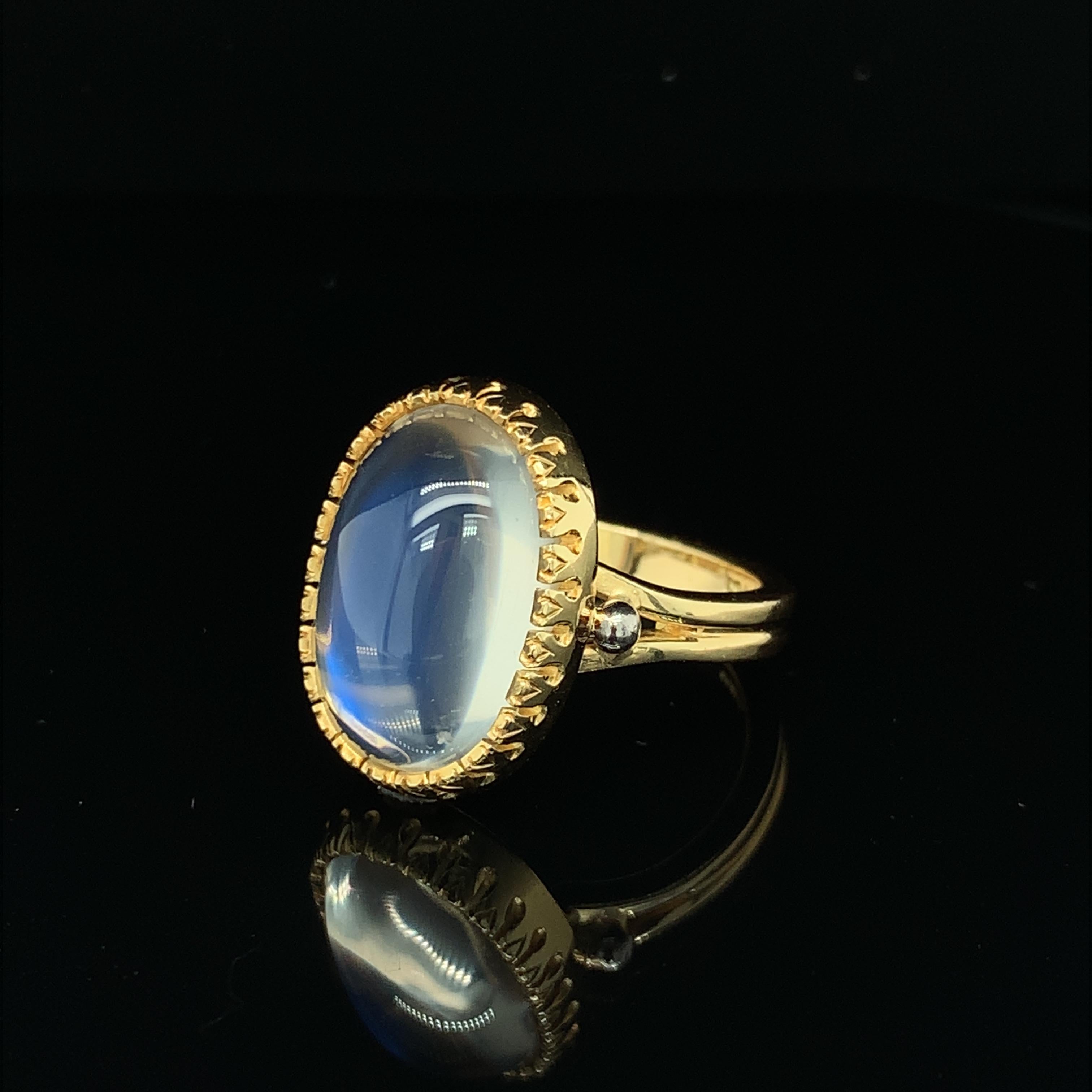 Blue Flash Moonstone Cabochon Bezel Set Ring 18k Gold, 9.79 Carats For Sale 1