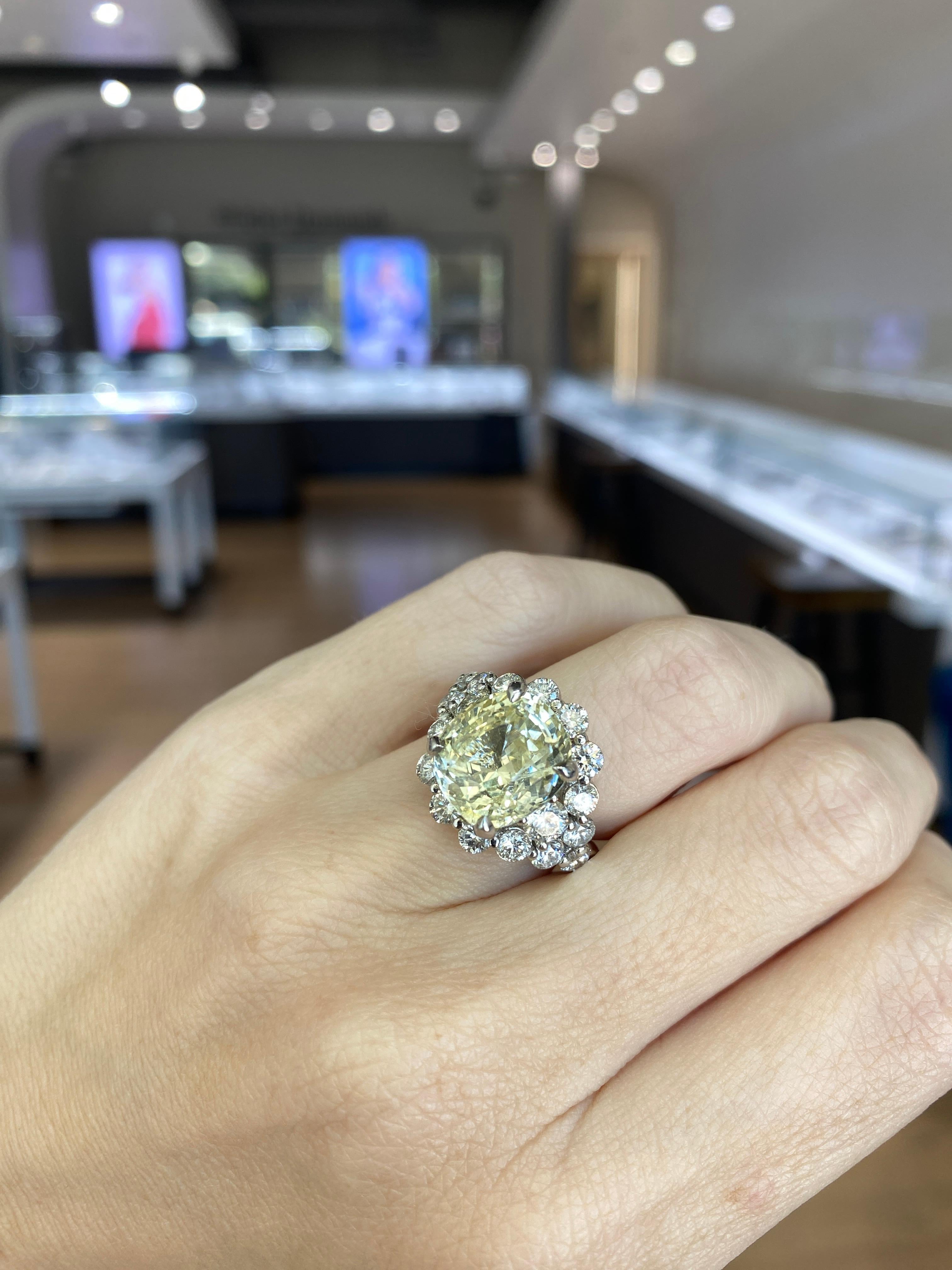 9,79 carati di zaffiro giallo naturale di Ceylon con taglio a cuscino Anello con diamanti senza calore GIA in vendita 11