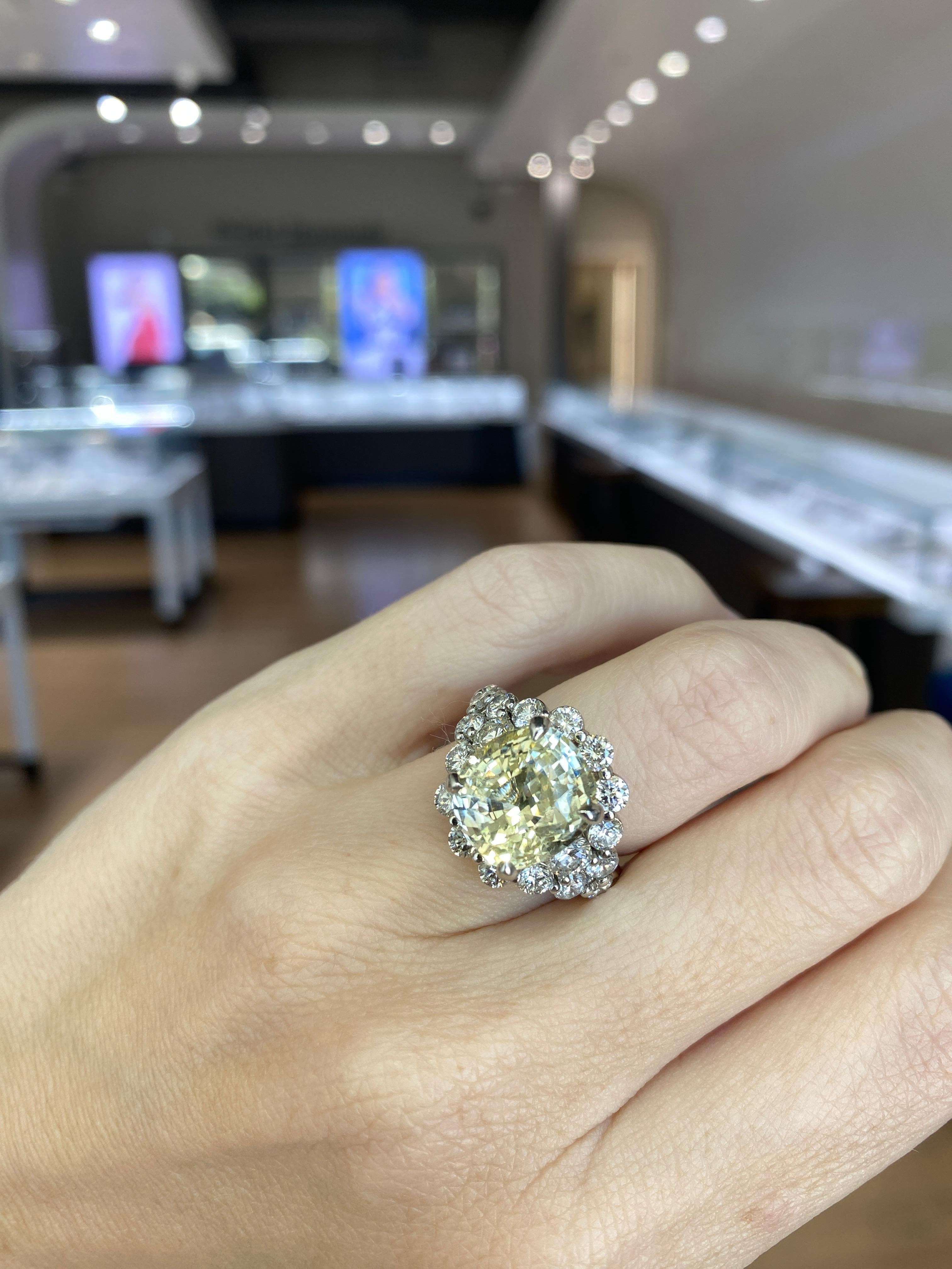 9,79 carati di zaffiro giallo naturale di Ceylon con taglio a cuscino Anello con diamanti senza calore GIA in vendita 12