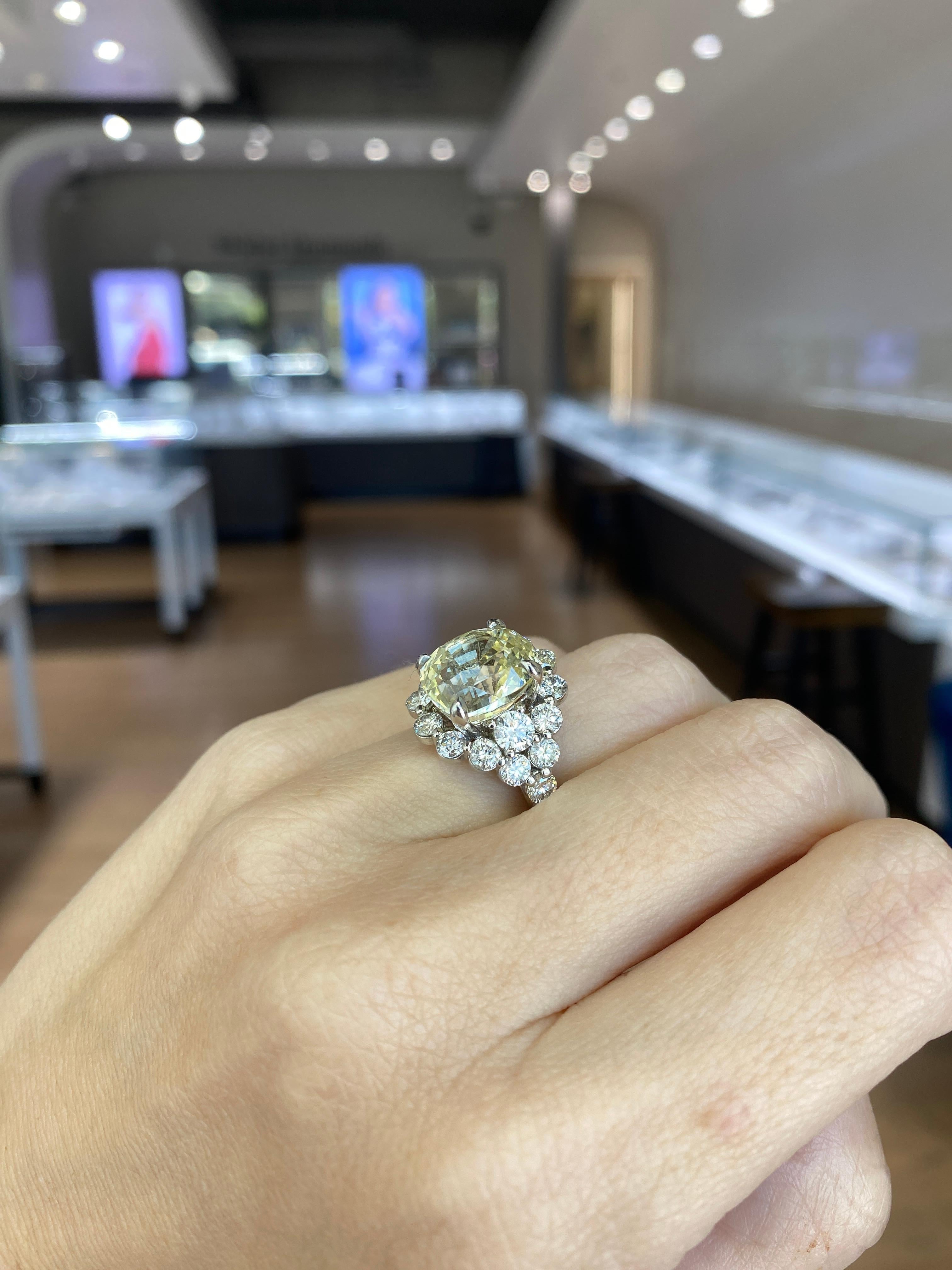 9,79 carati di zaffiro giallo naturale di Ceylon con taglio a cuscino Anello con diamanti senza calore GIA in vendita 13