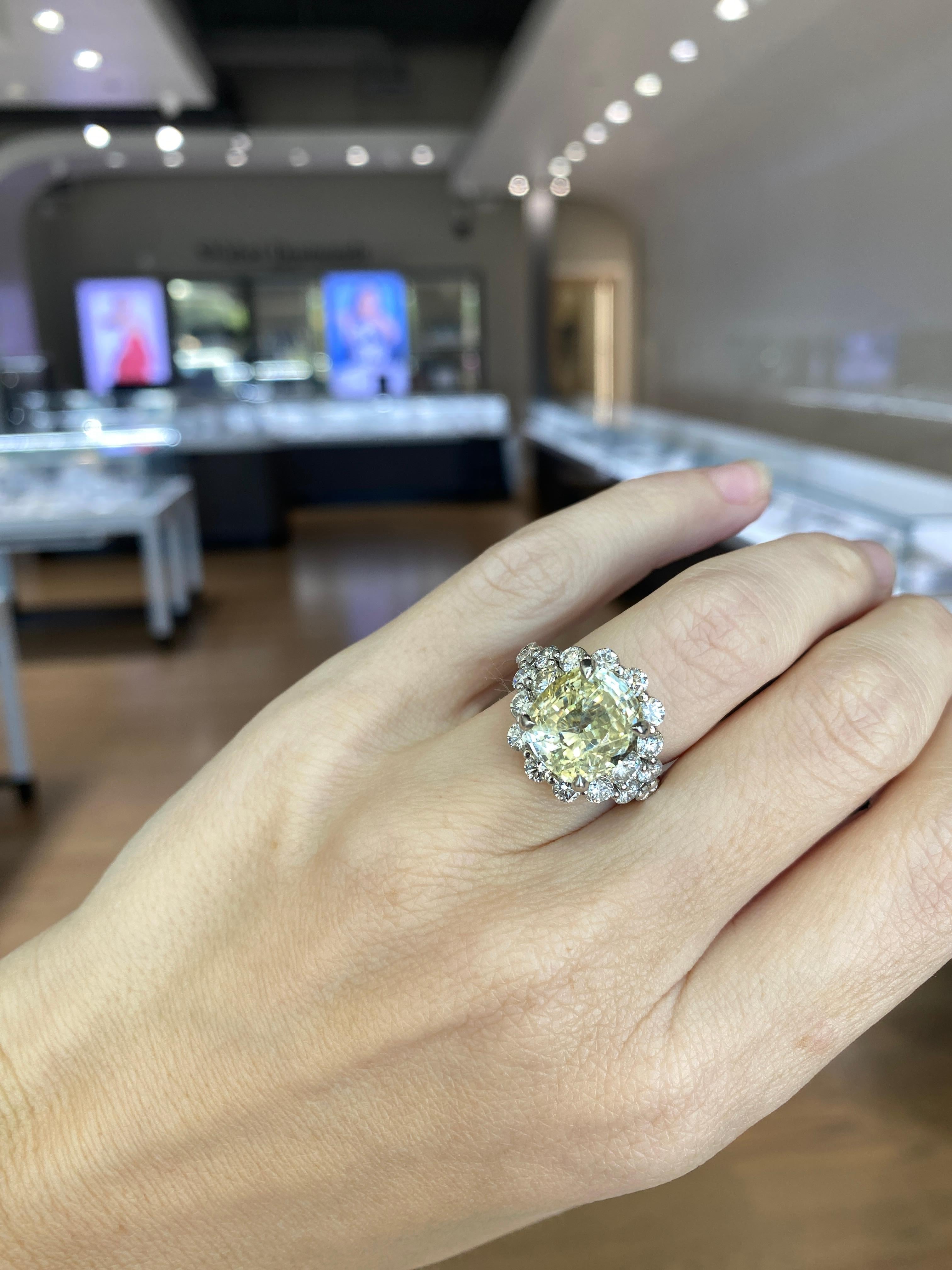 9,79 carati di zaffiro giallo naturale di Ceylon con taglio a cuscino Anello con diamanti senza calore GIA in vendita 15