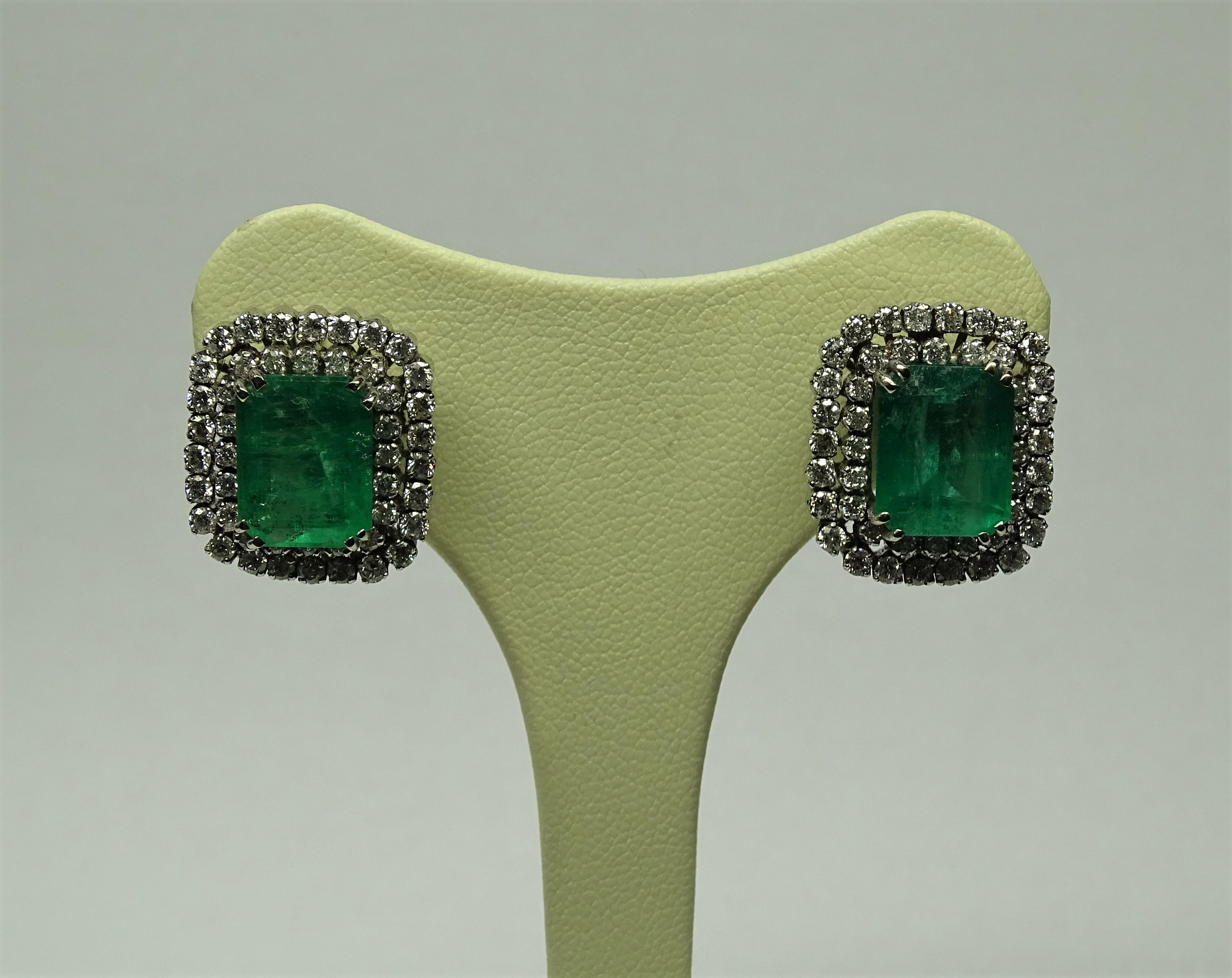 Women's or Men's 9.79 Carat Natural Emerald White Diamond 18 Karat White Gold Earrings For Sale