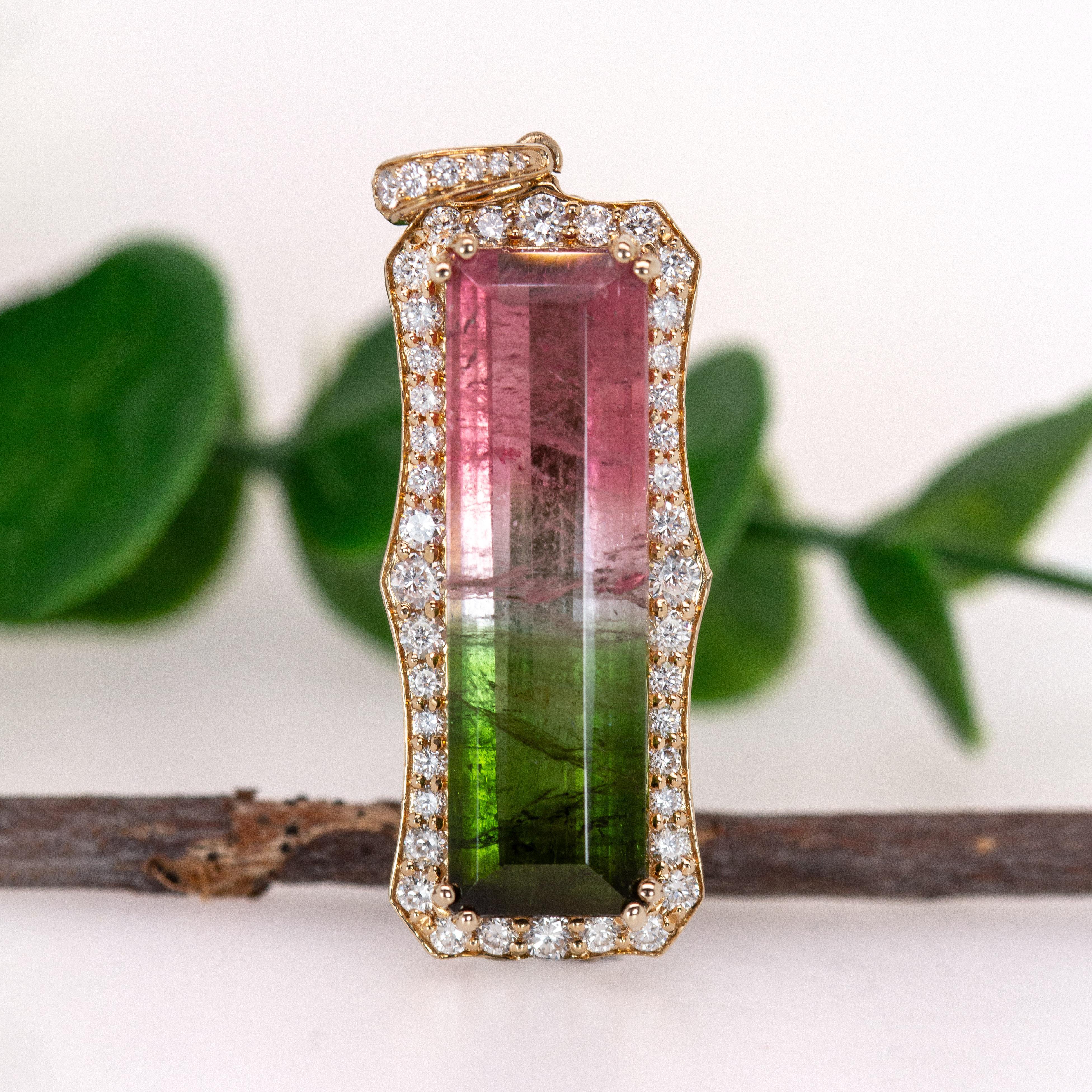 Art déco Pendentif tourmaline melon d'eau de 9,7 carats, 27 x 8 mm avec halo de diamants naturels en or 14 carats en vente