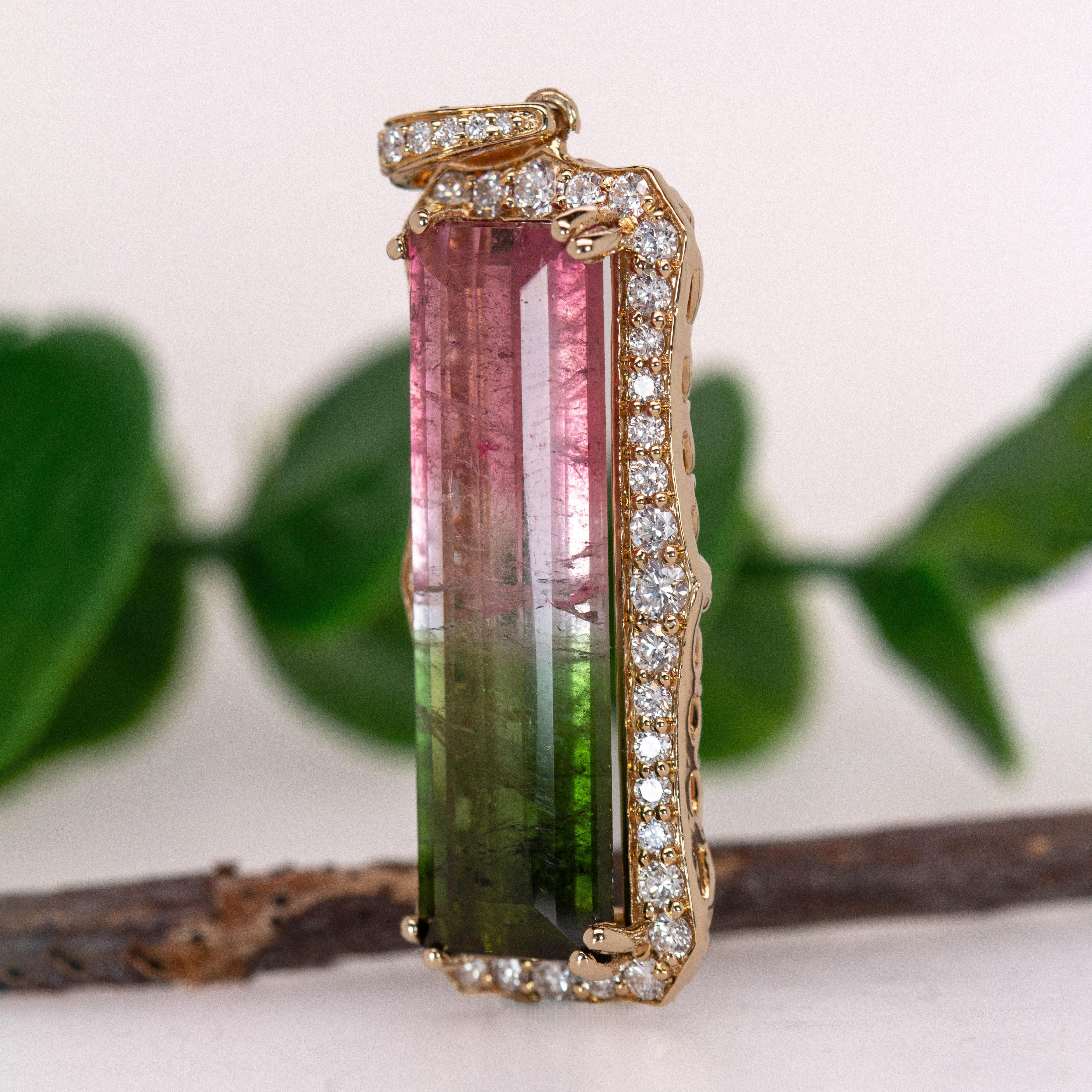 Taille émeraude Pendentif tourmaline melon d'eau de 9,7 carats, 27 x 8 mm avec halo de diamants naturels en or 14 carats en vente