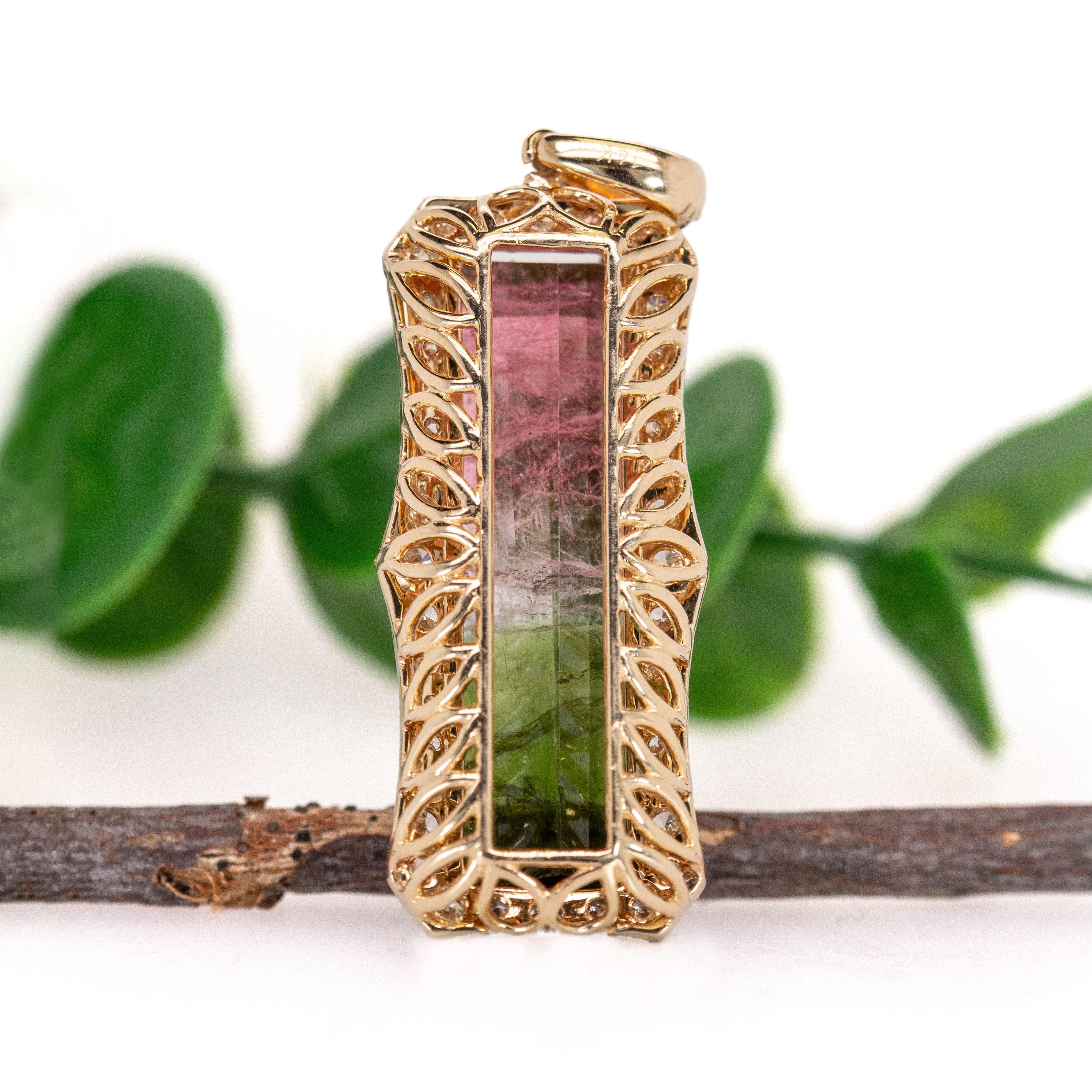 Pendentif tourmaline melon d'eau de 9,7 carats, 27 x 8 mm avec halo de diamants naturels en or 14 carats Pour femmes en vente