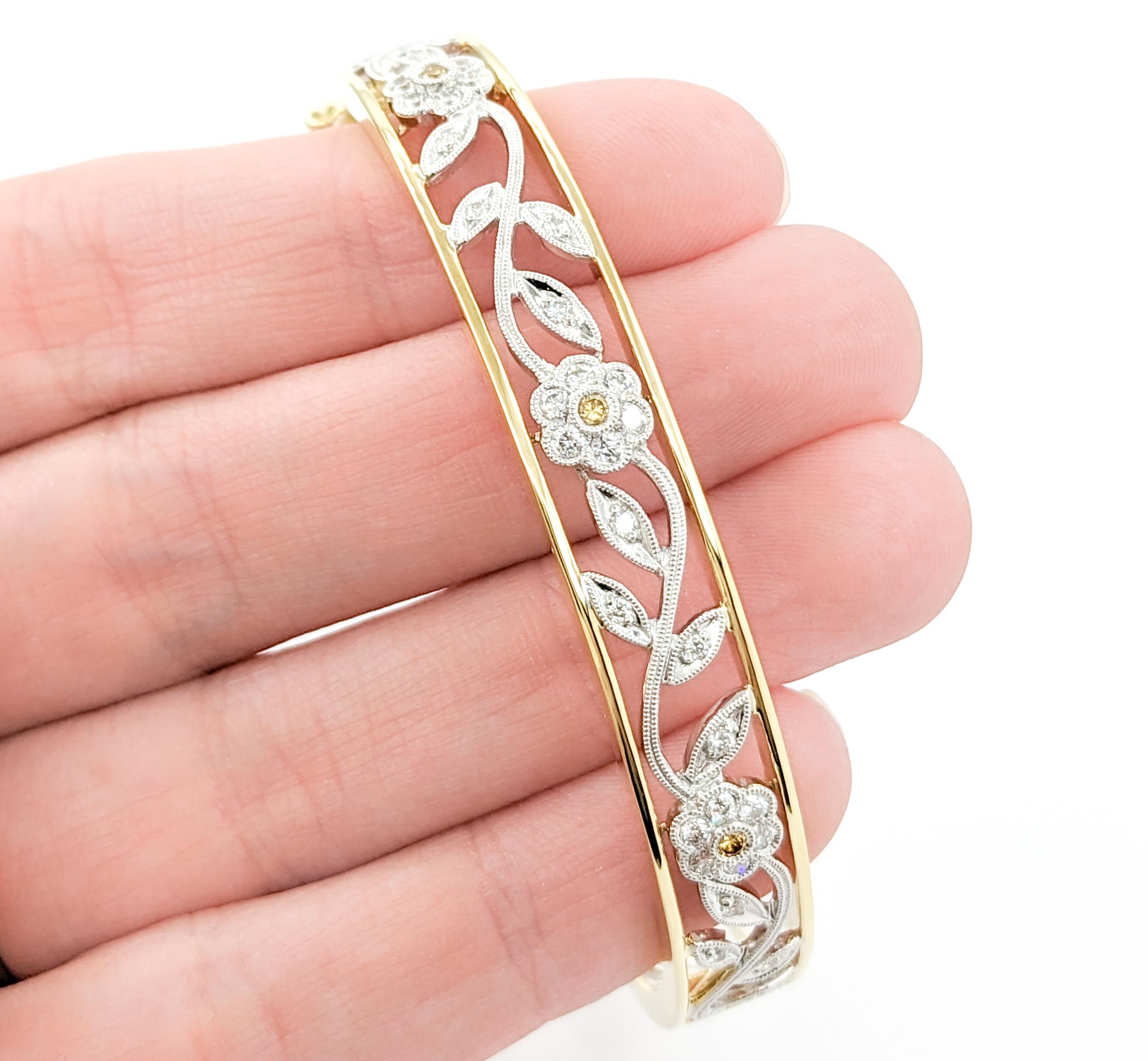 .97ctw Diamond Scharnier Armreif In zwei-Ton

Dieser exquisite Armreif mit Scharnier ist meisterhaft aus zweifarbigem 18-karätigem Gold gefertigt und zeigt ein zartes, florales Design mit Maserung, das Eleganz und Raffinesse ausstrahlt. Dieses