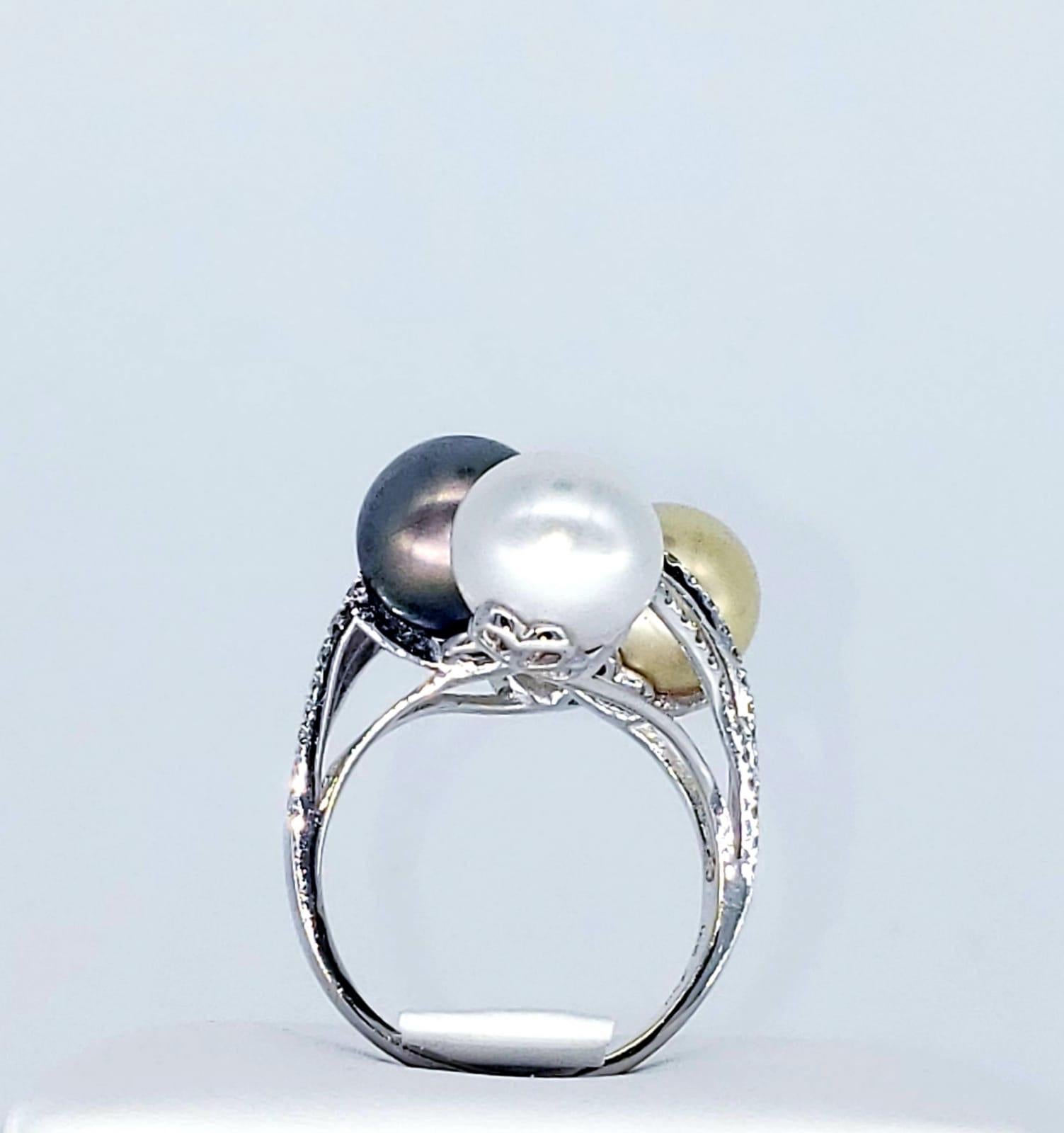 Tahitian Pearls and 1.00 Carat Diamonds Cluster Cocktail Ring 18 Karat Gold In Excellent Condition For Sale In Miami, FL