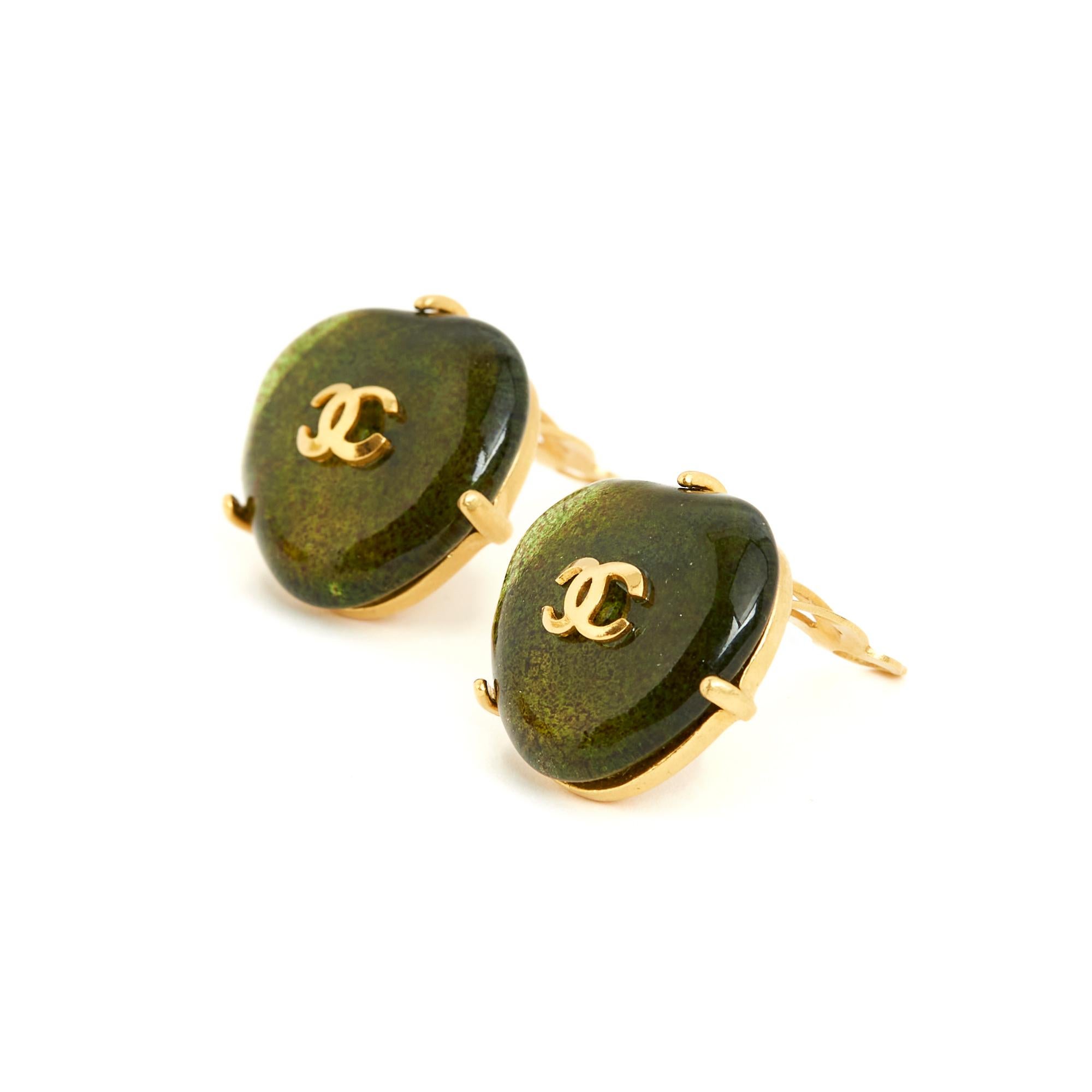 Boucles d'oreilles Chanel à clip de la collection printemps-été 1997 par Gripoix en pâte de verre surmontée d'un petit logo CC en métal doré. Largeur 2,2 cm x hauteur 2,2 cm. Les boucles d'oreilles sont très vintage, elles sont livrées sans facture
