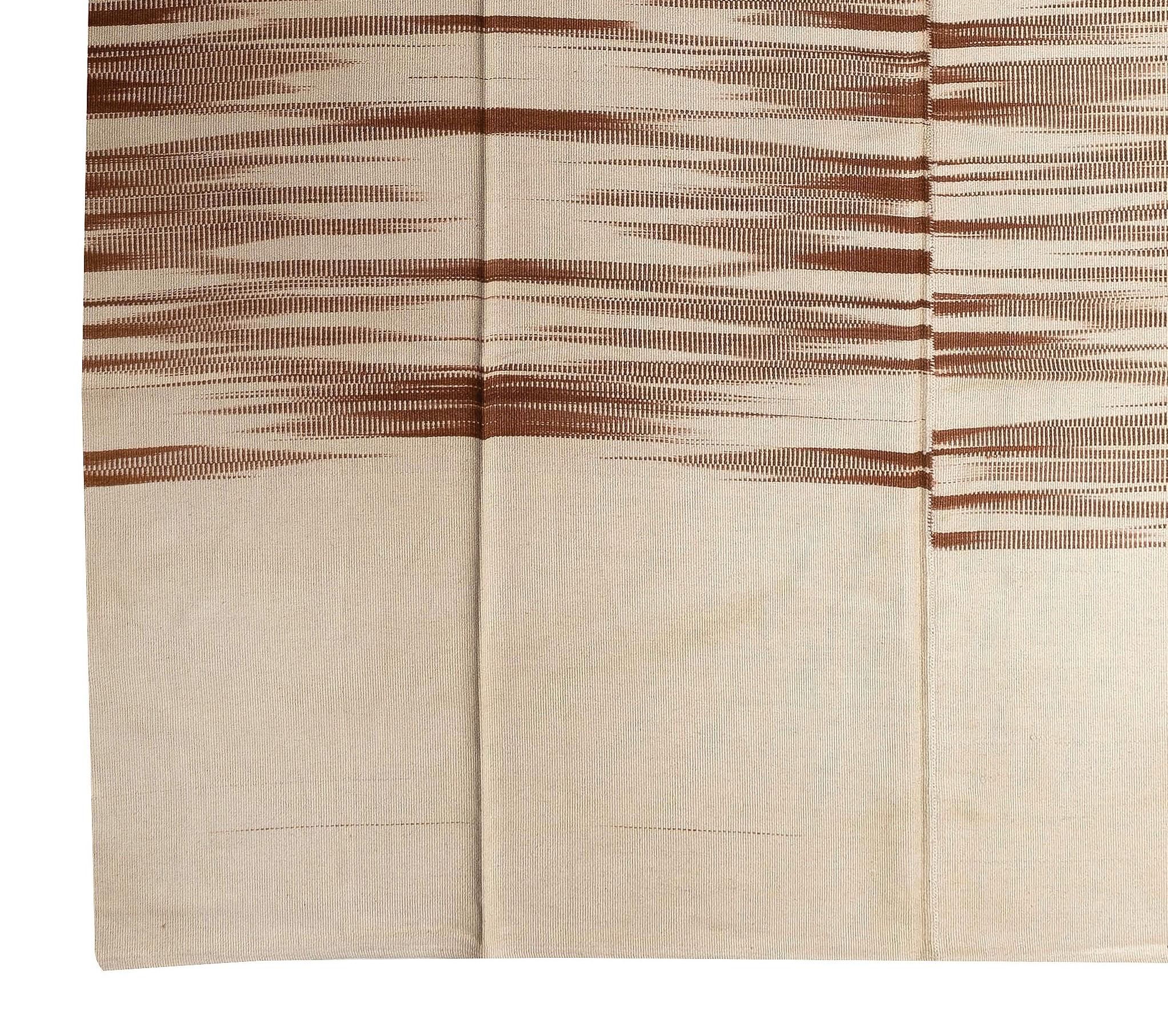 A modern flat-weave rug with minimal design. Handwoven by female artisans in a rural village workshop in Eastern Turkey under the supervision and with the support of Ministry of Education and Ministry of Culture and Tourism of Turkey.
Wool wefts on