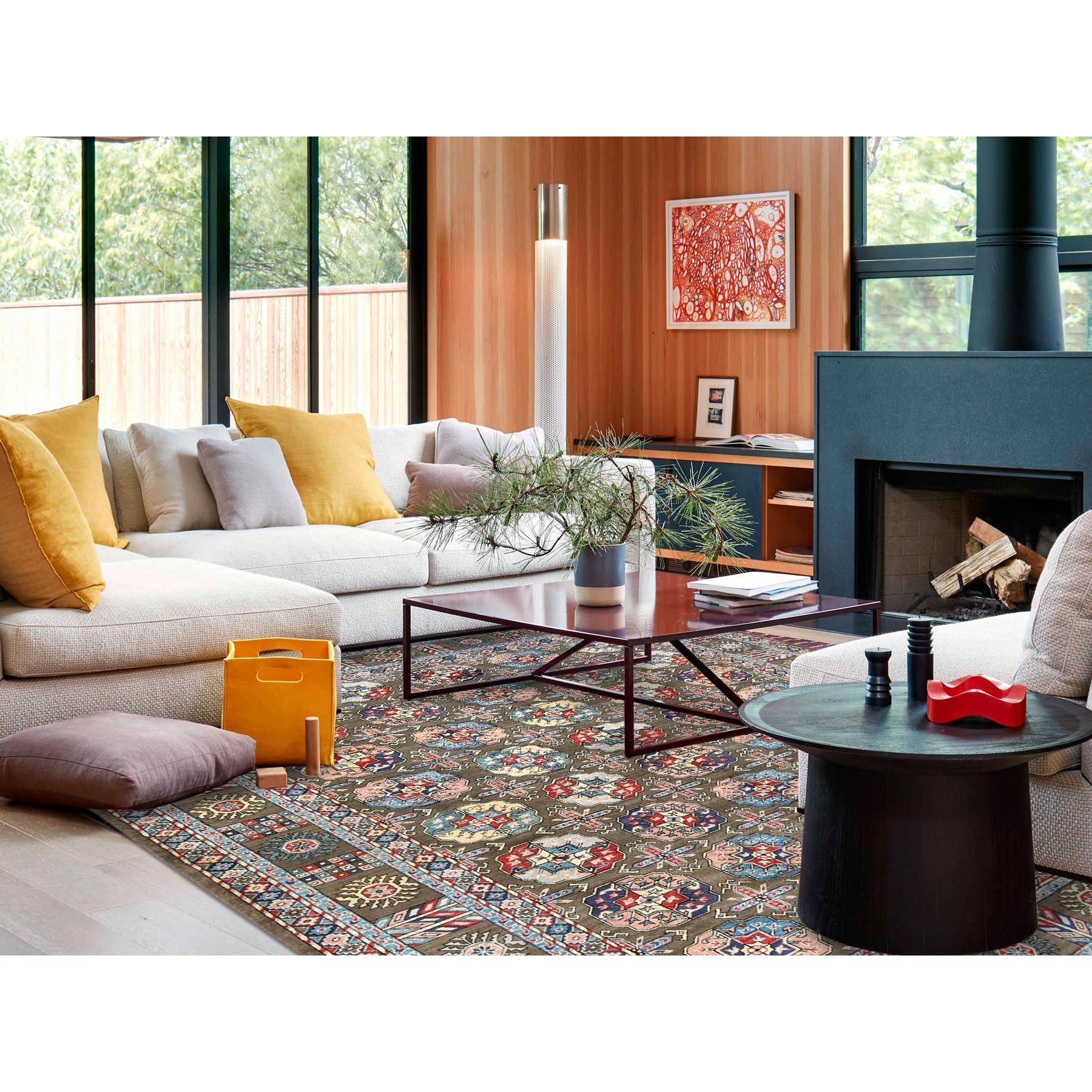 Il s'agit d'un véritable tapis d'Orient, unique en son genre, Afghan Special Kazak with Elephant Feet Design, Shiny Wool, Hand Knotted, Taupe, Oriental Rug. Il a été noué pendant des mois et des mois selon des techniques de tissage séculaires par