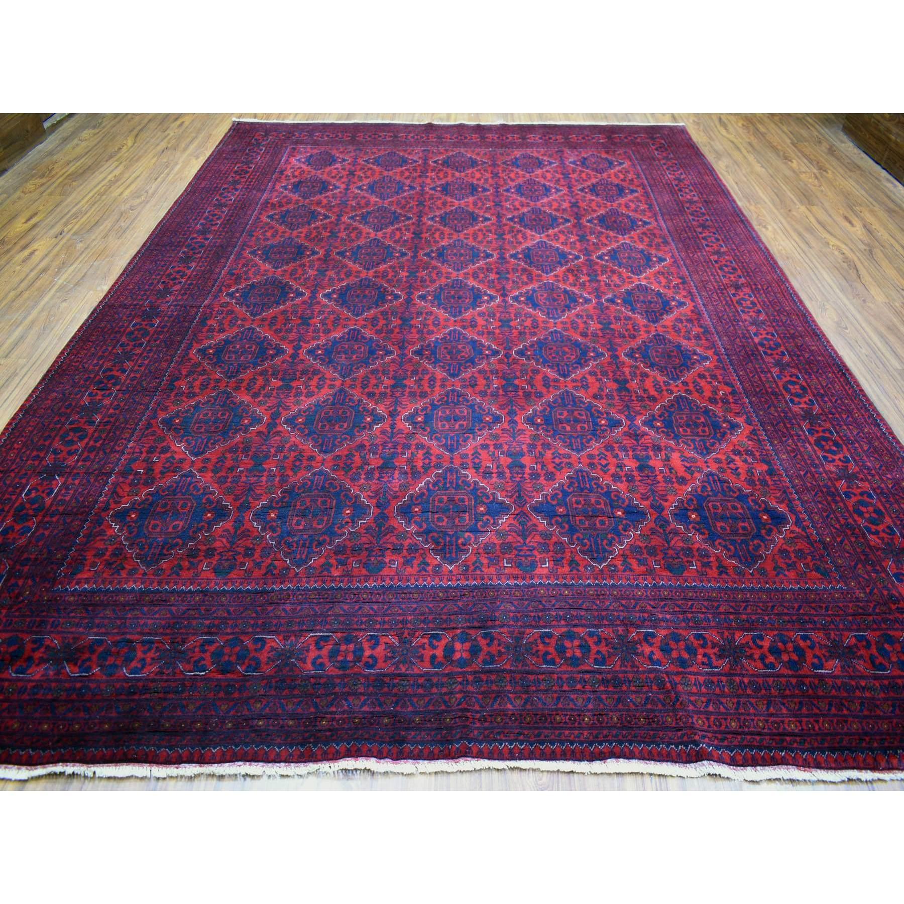 Dies ist eine wirklich echte one-of-a-kind Deep und gesättigten roten, handgeknüpften afghanischen Khamyab mit geometrischen Medaillons Design, reine Wolle, Orientteppich. Es wurde monatelang in jahrhundertealten Webtechniken von Experten geknüpft.
