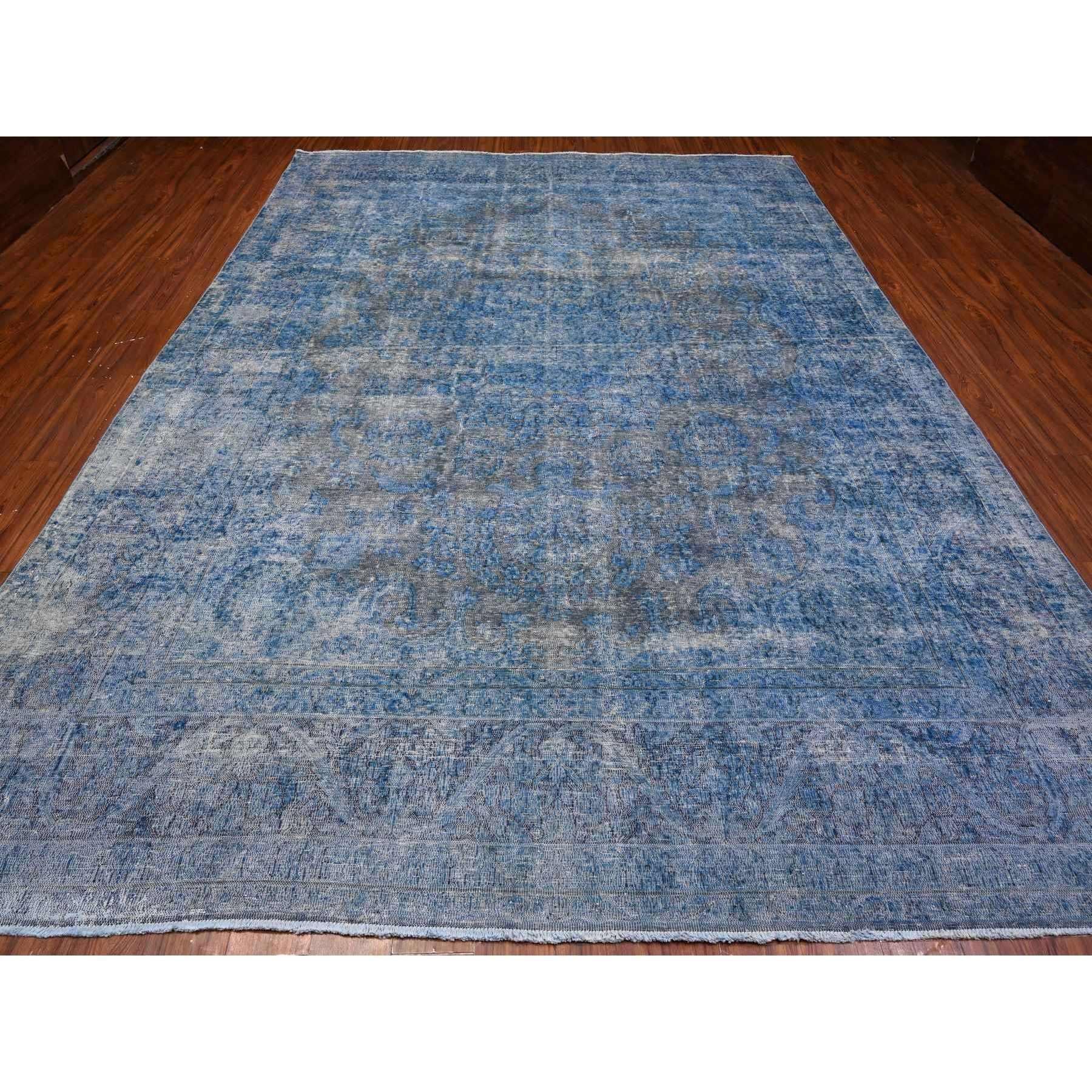 Dies ist eine wirklich echte one-of-a-kind Vintage Zoroastrian Karman, Hand geknüpft, reine Wolle, Orientteppich. Es wurde monatelang von erfahrenen Kunsthandwerkern in jahrhundertealten Webtechniken geknüpft.
Primäre MATERIALIEN: Wolle
Latex: