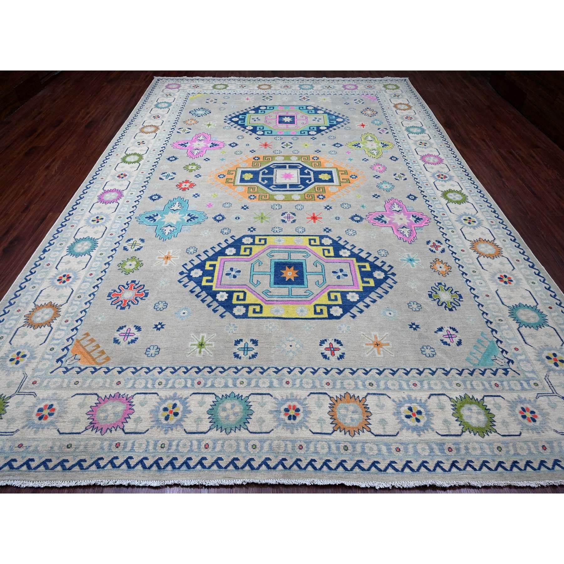 Gris Nube, Fusión de Colores Kazak, Diseño Caucásico con Medallones Geométricos, 100% Lana, Anudada a Mano, Alfombra Oriental
Materiales primarios: Lana
Látex: Sin pelo 
altura: 0,25 Pulgadas
Estilo: Transicional
Color principal: Gris
Colores