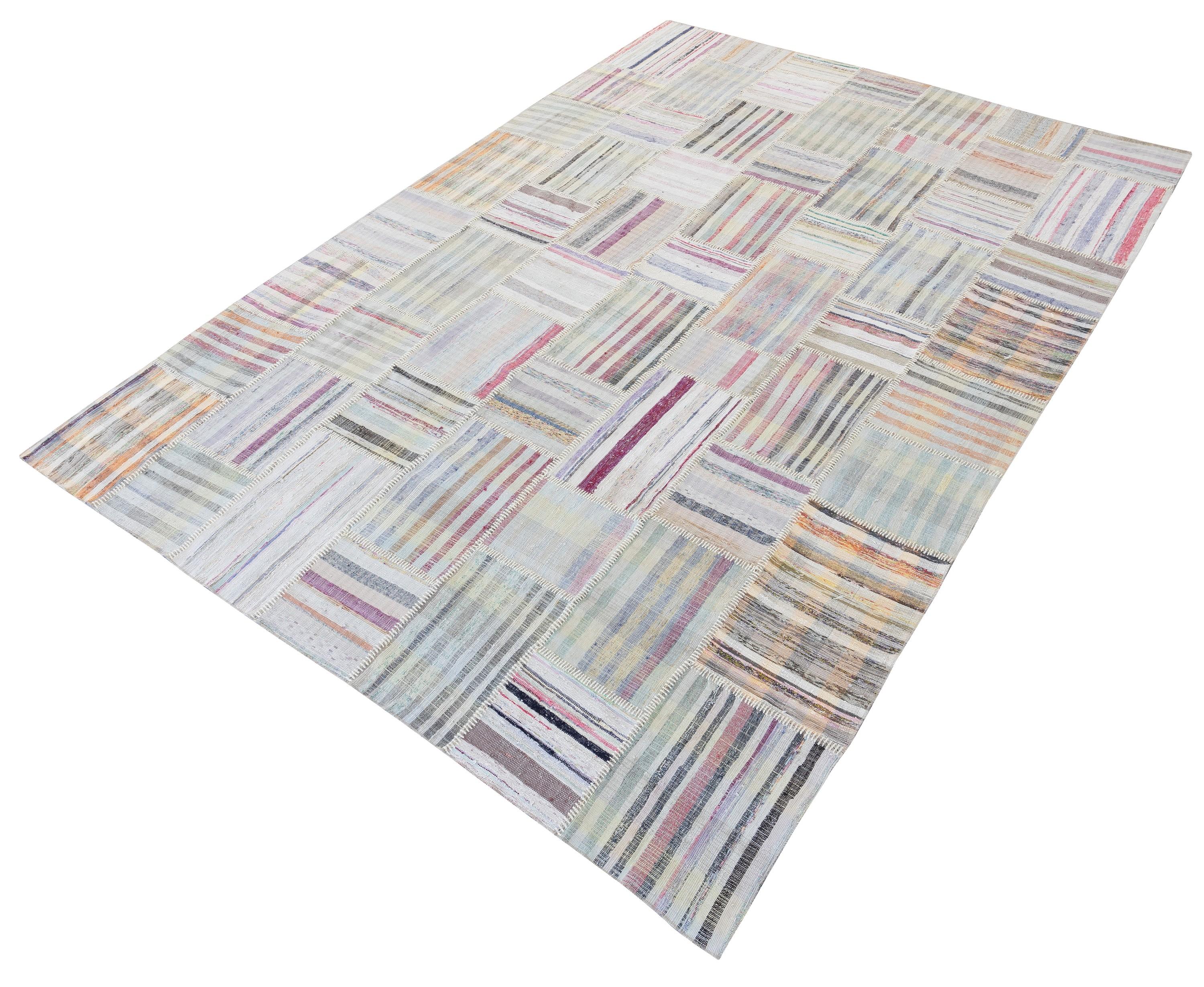 Bringen Sie Wärme, Struktur und Geschichte in Ihr Zuhause mit diesem gestreiften Rag-Teppich - einem farbenfrohen, handgewebten türkischen Kelim aus 100 % natürlicher Baumwolle. Diese authentischen Flachgewebeteppiche wurden ursprünglich von