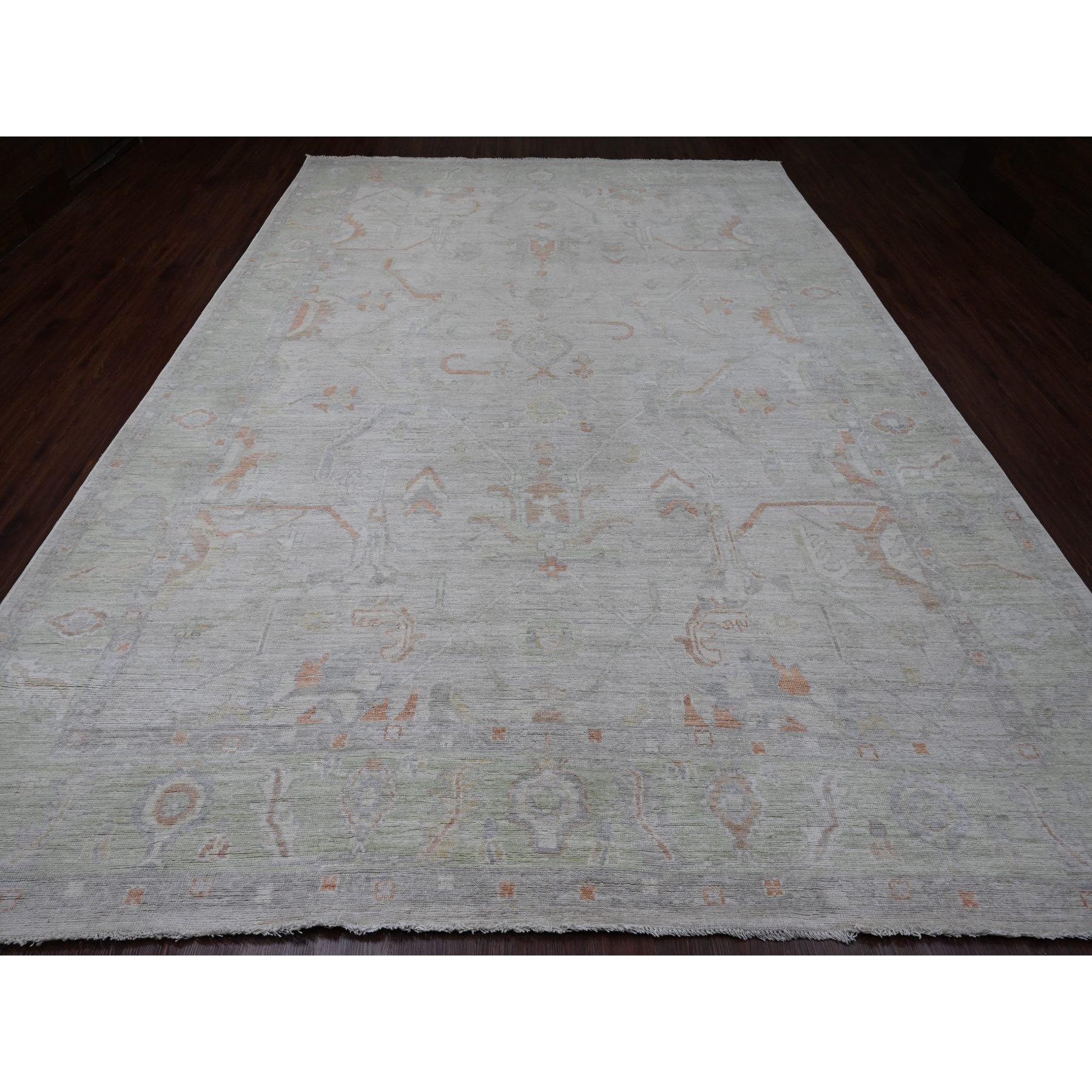 Chiffon White, Afghan Angora Oushak mit All Over Ranken Design, Natürliche Farbstoffe, 100% Wolle, Handgeknüpft, Orientteppich
Primäre MATERIALIEN: Wolle
Latex: Kein Flor 
Höhe: 0,25 Zoll
Stil: Transitional
Grundfarbe: Elfenbein
Sekundäre Farben: