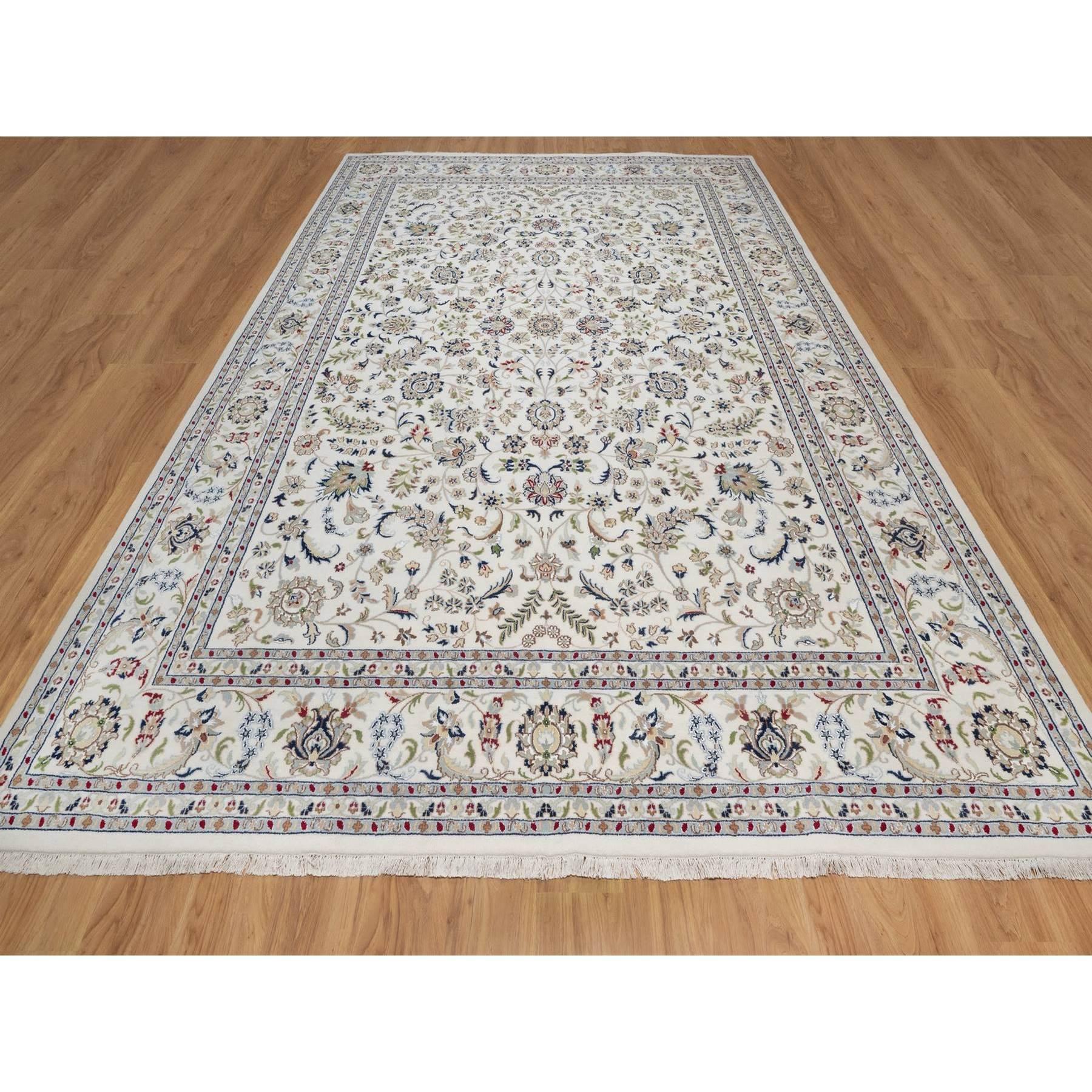 Bianco perla, Nain con disegno all over, Lana e seta, 250 KPSI, Pile morbido, Annodato a mano, Tappeto orientale<br /><br />Materiali primari: Lana e setaLattex: NoAltezza del pelo: 0,25 polliciStile: TradizionaleColore primario: AvorioColori