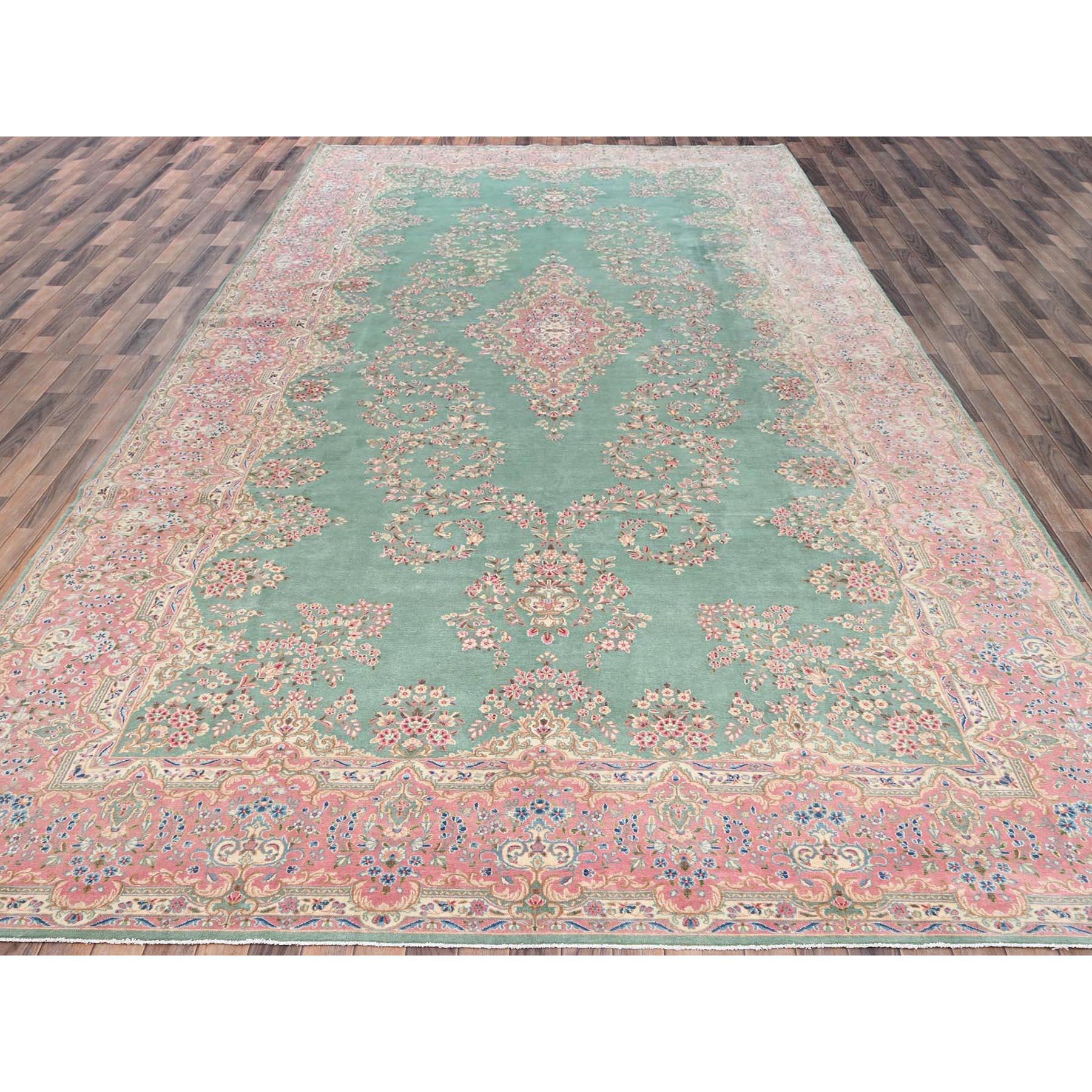 Viridian Grün, Vintage Persian Kerman, Guter Zustand, Sauber und weich, Gleichmäßige Abnutzung, Lang und schmal, 100% Wolle, Handgeknüpft, XL, Übergröße, Orientteppich
Primäre MATERIALIEN: Wolle
Latex: Kein Flor 
Höhe: 0,25 Zoll
Stil: