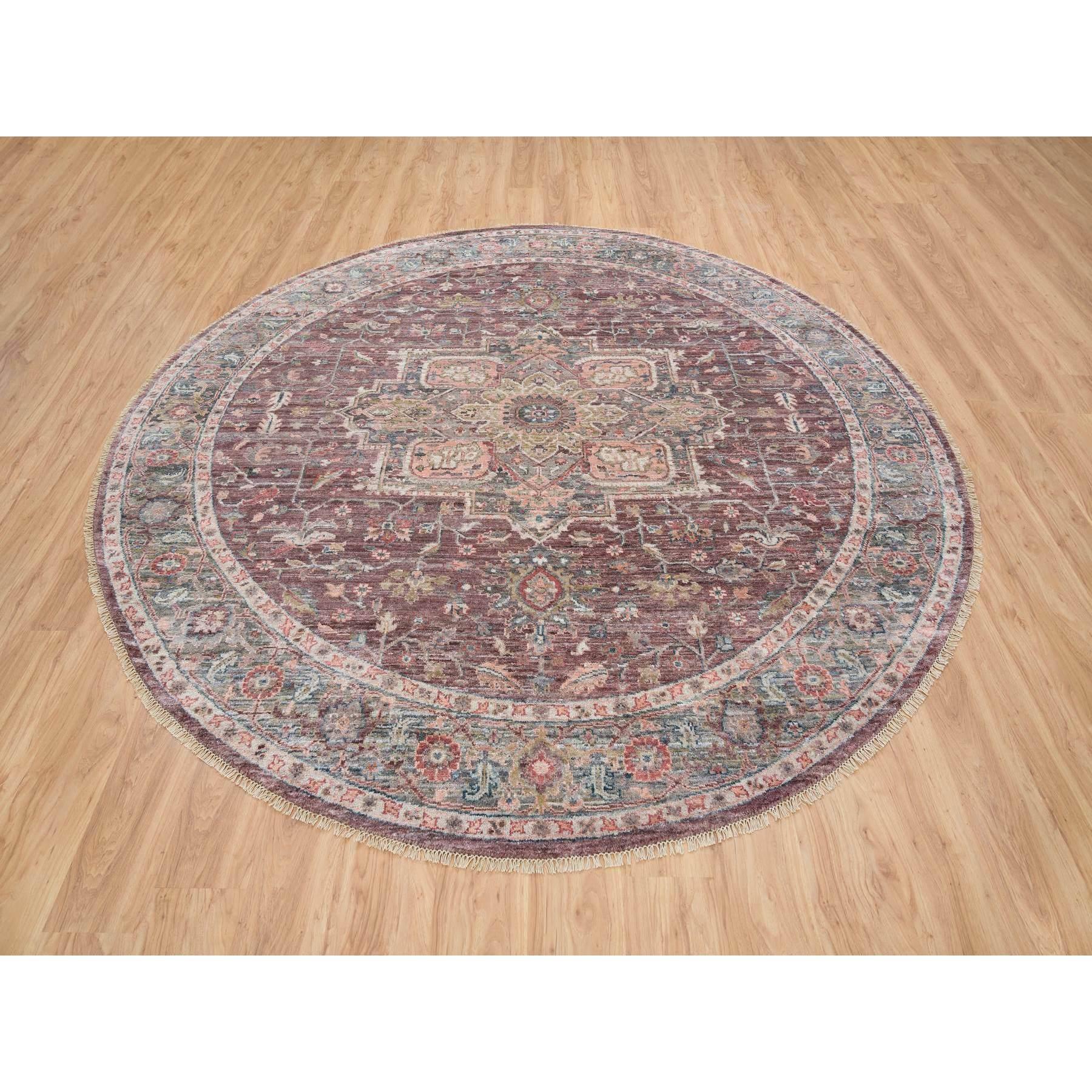 Se trata de una auténtica alfombra oriental anudada a mano Heriz Revival, 100% lana. Ha sido anudada durante meses y meses con técnicas artesanales de tejido centenarias por expertos artesanos. 
Materiales primarios: Lana
Látex: Sin pelo 
altura: