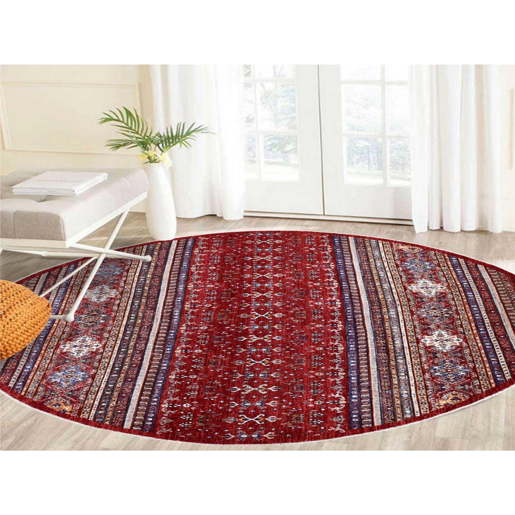 Si tratta di un autentico tappeto rotondo rosso Super Kazak Khorjin Design in lana naturale annodato a mano. È stato annodato per mesi e mesi secondo le secolari tecniche di tessitura persiana da esperti artigiani.
Materiali primari: Lana
Lattice: