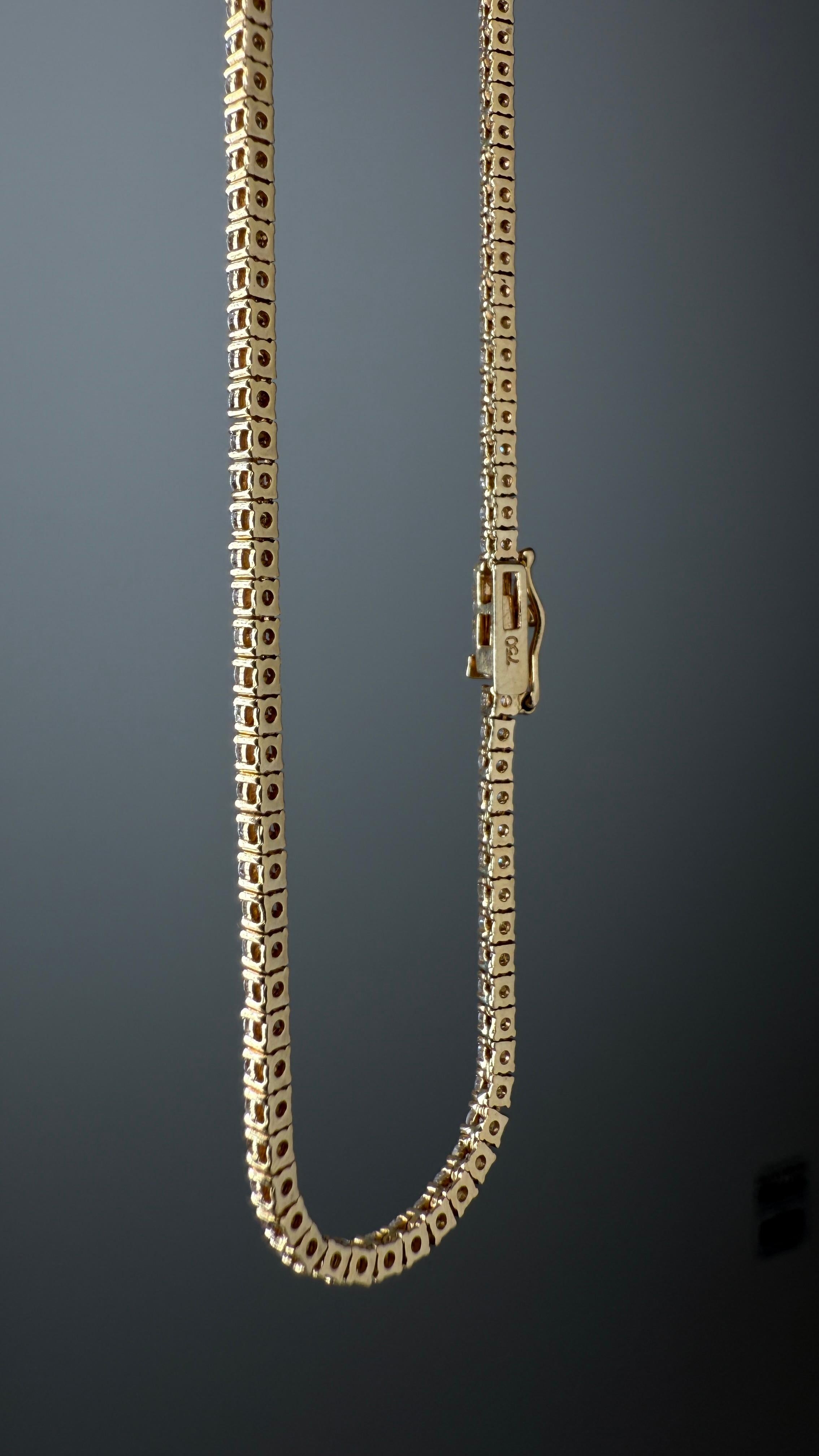 Cet exquis collier de tennis en diamants est l'expression ultime du luxe et de l'élégance intemporels. Conçue par des experts en or jaune 18 carats, cette pièce présente une ligne continue et flexible de diamants naturels brillants qui se drapent