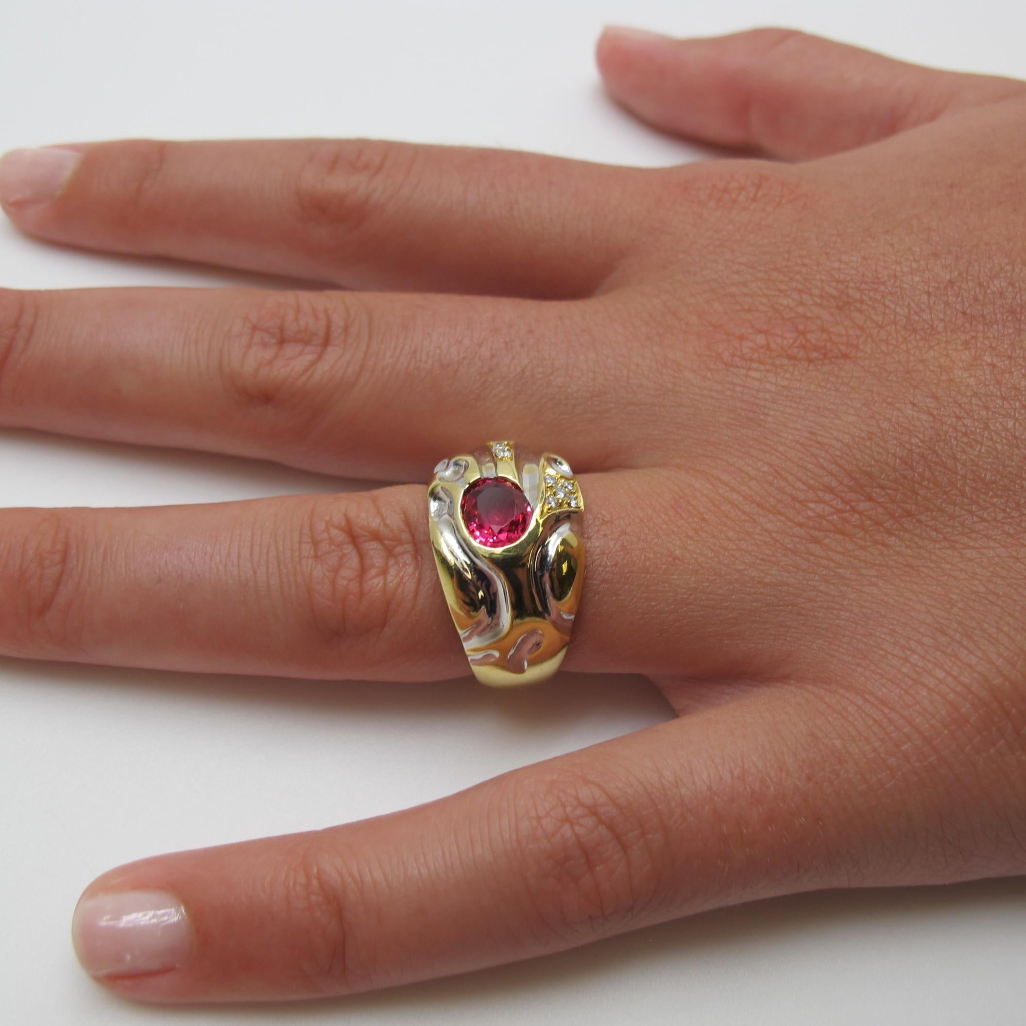 Hot Pink Red Spinel and Diamond 18k Two-Toned Gold Retro Dome Band Ring In New Condition In Los Angeles, CA