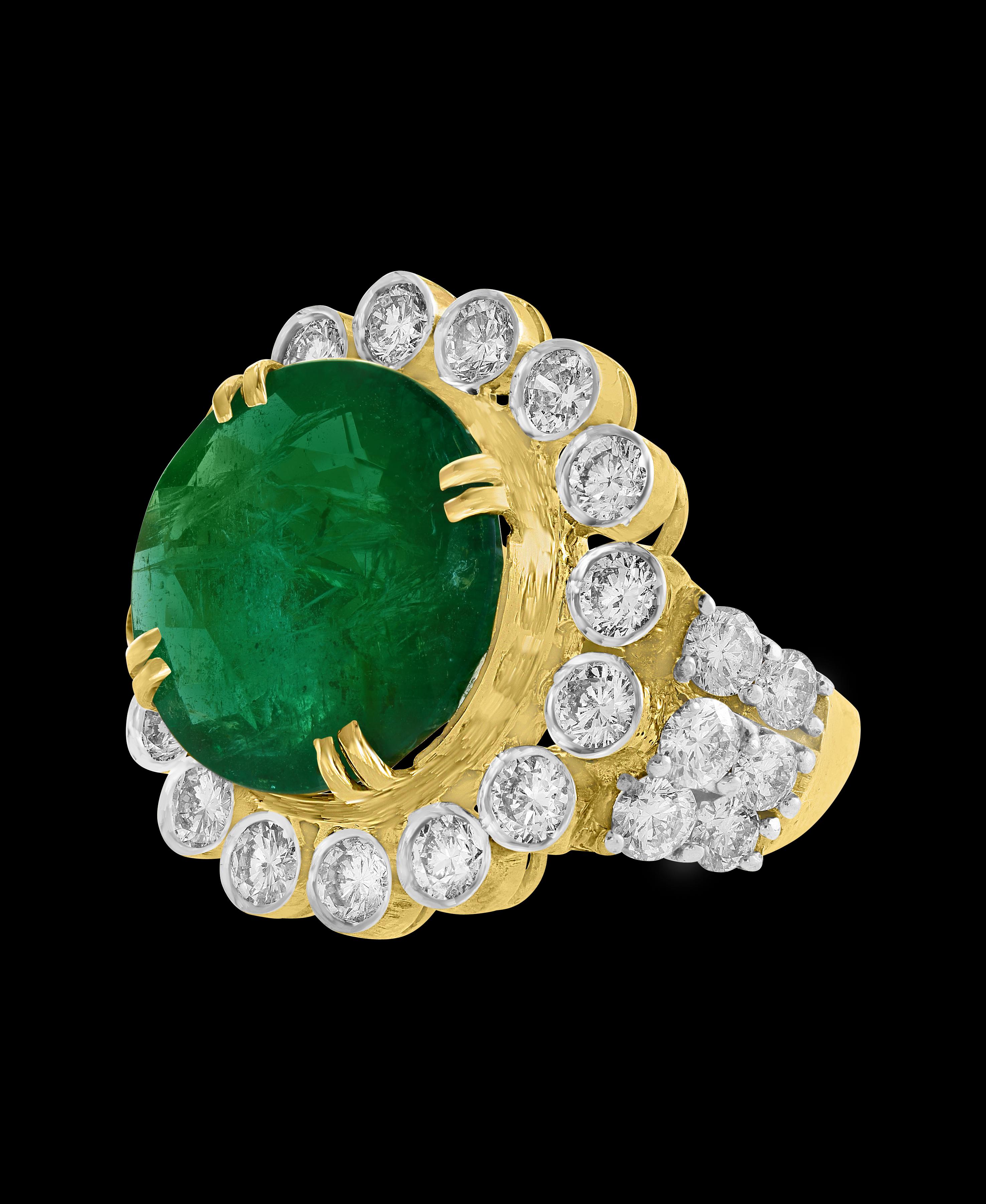 9.8 Carat Round Colombian Emerald and Diamond 18 Karat Gold Ring, Estate In Excellent Condition For Sale In New York, NY