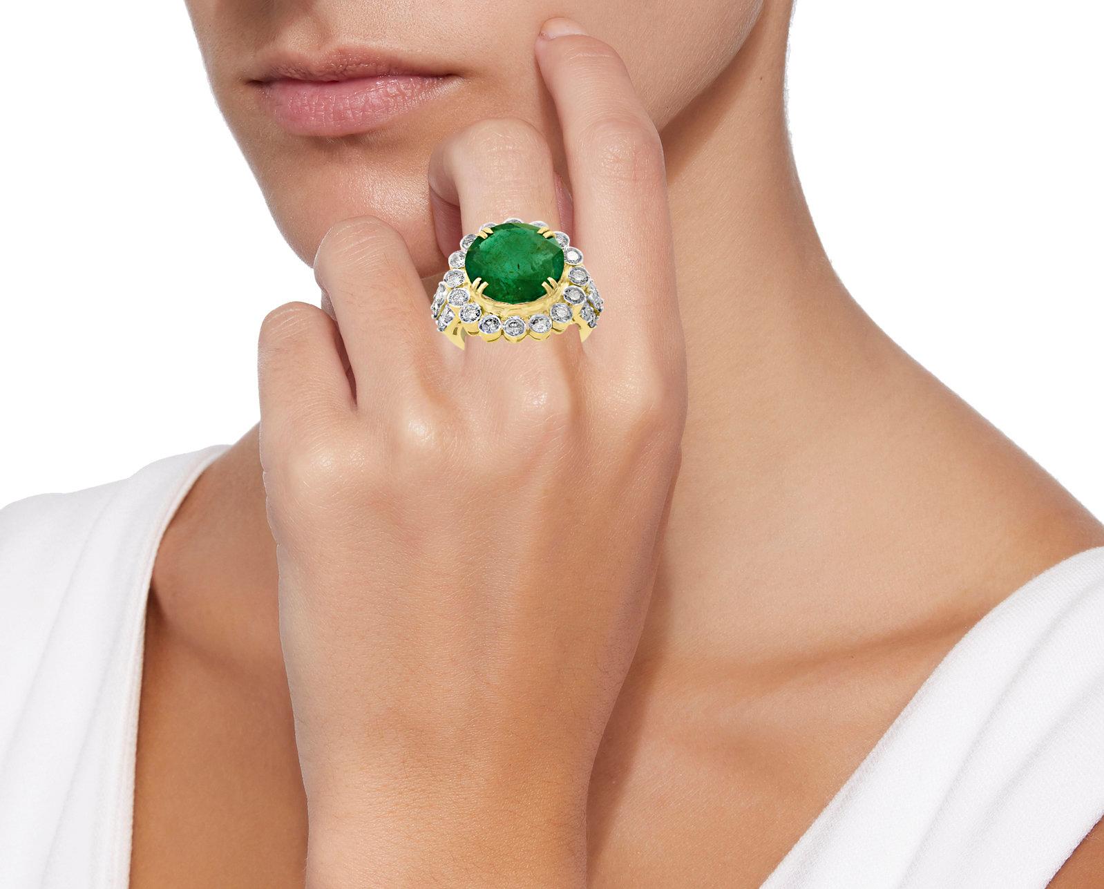 Women's 9.8 Carat Round Colombian Emerald and Diamond 18 Karat Gold Ring, Estate For Sale