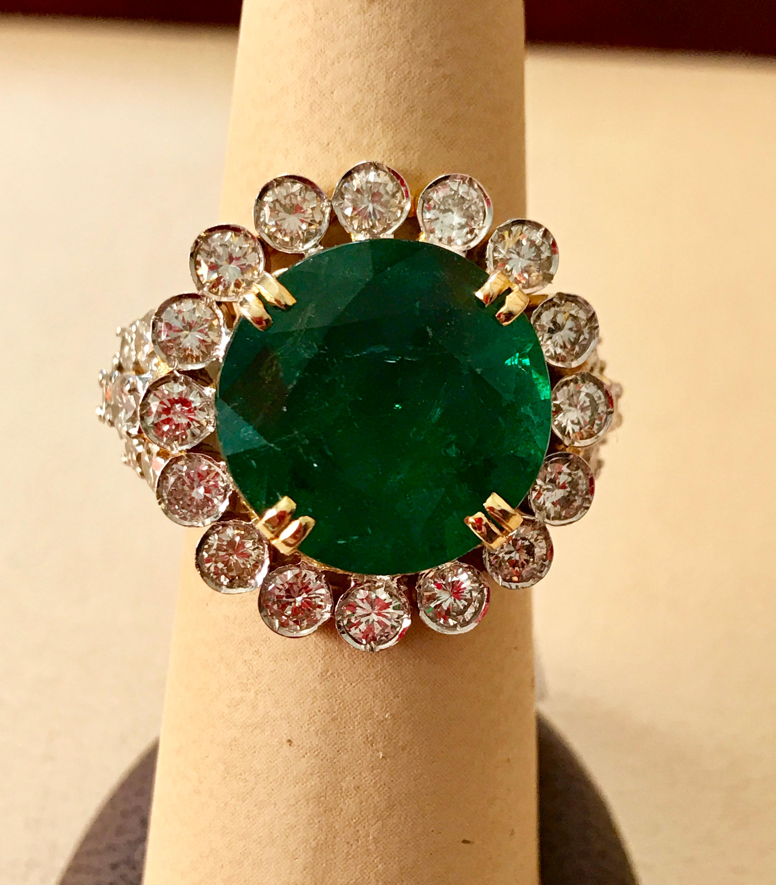 9.8 Carat Round Colombian Emerald and Diamond 18 Karat Gold Ring, Estate For Sale 1