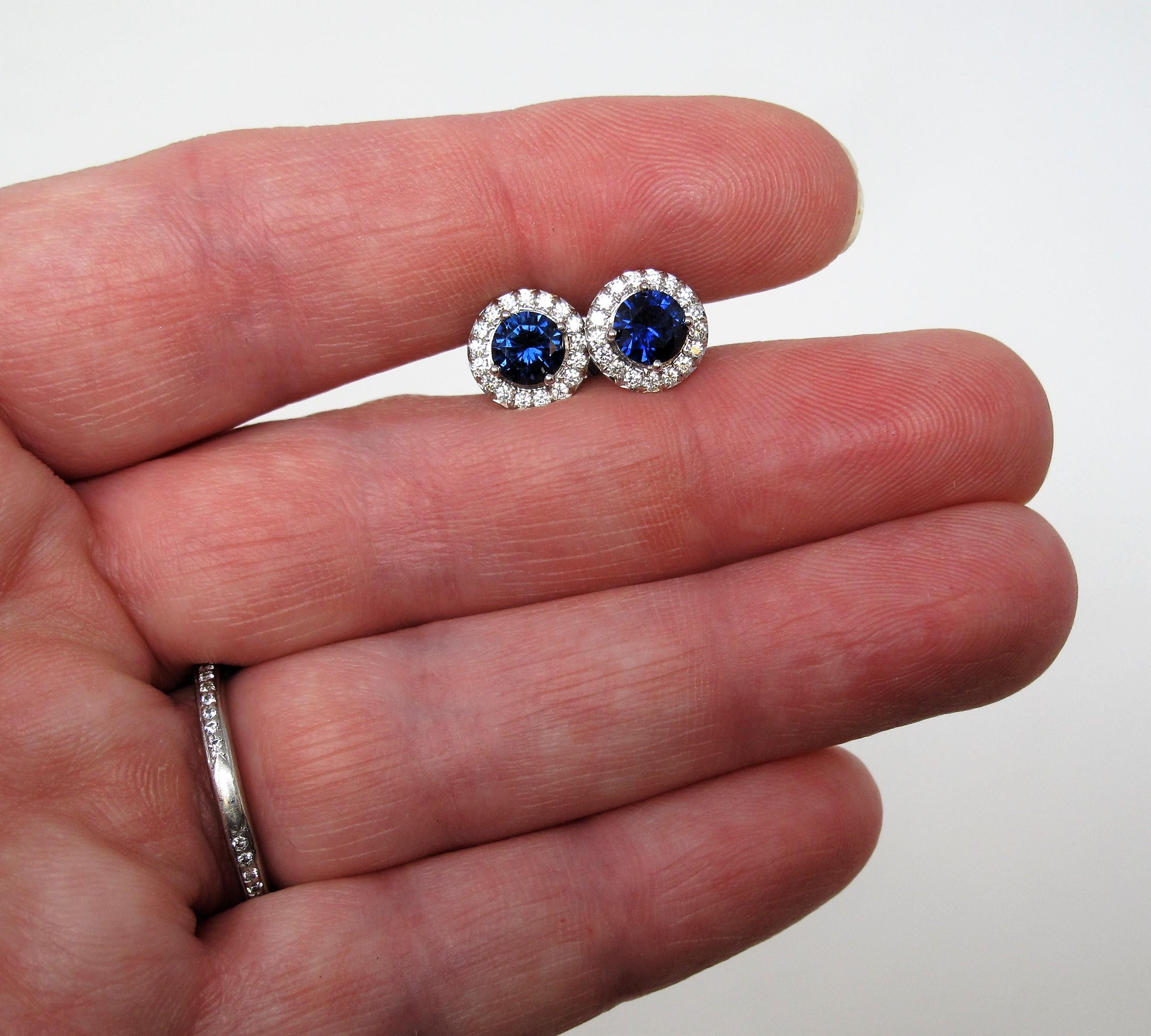 Tiffany & Co. Soleste Blauer Saphir und Diamant Halo Ohrstecker Platin im Zustand „Hervorragend“ in Scottsdale, AZ